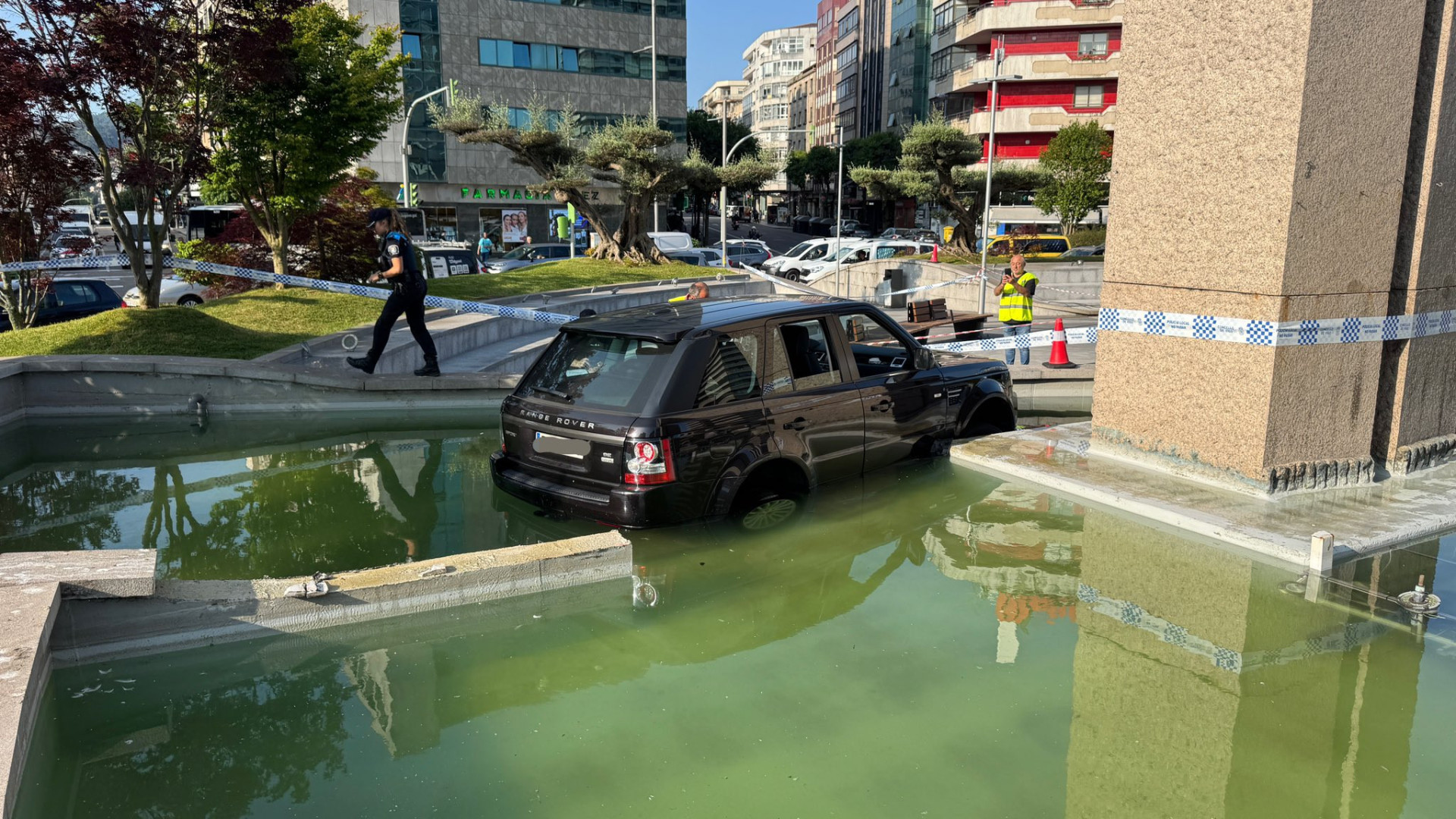Idoso sofre ataque cardíaco ao volante e carro cai numa fonte em Vigo