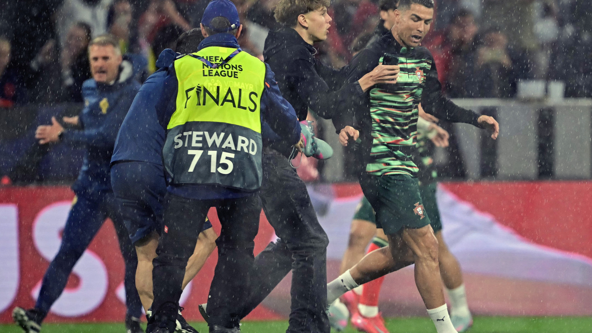 Adepto invadiu campo para tocar em Cristiano Ronaldo. Eis o resultado