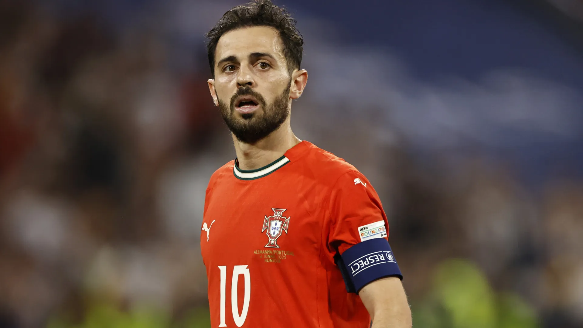 
                    Cão de Bernardo Silva chama-se Charles... em homenagem ao rei
                