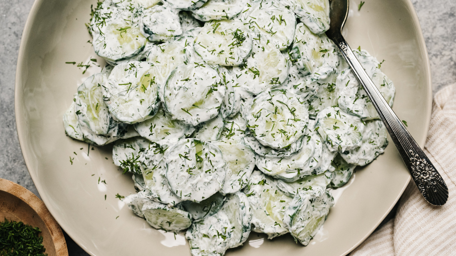 Esta salada cremosa de pepino é rica em proteína