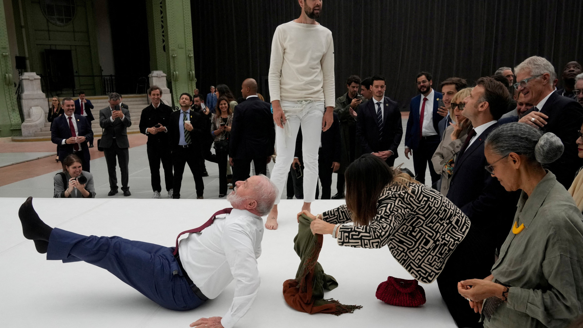 Lula 'dá tudo' e imita acrobata durante visita a exposição com Macron