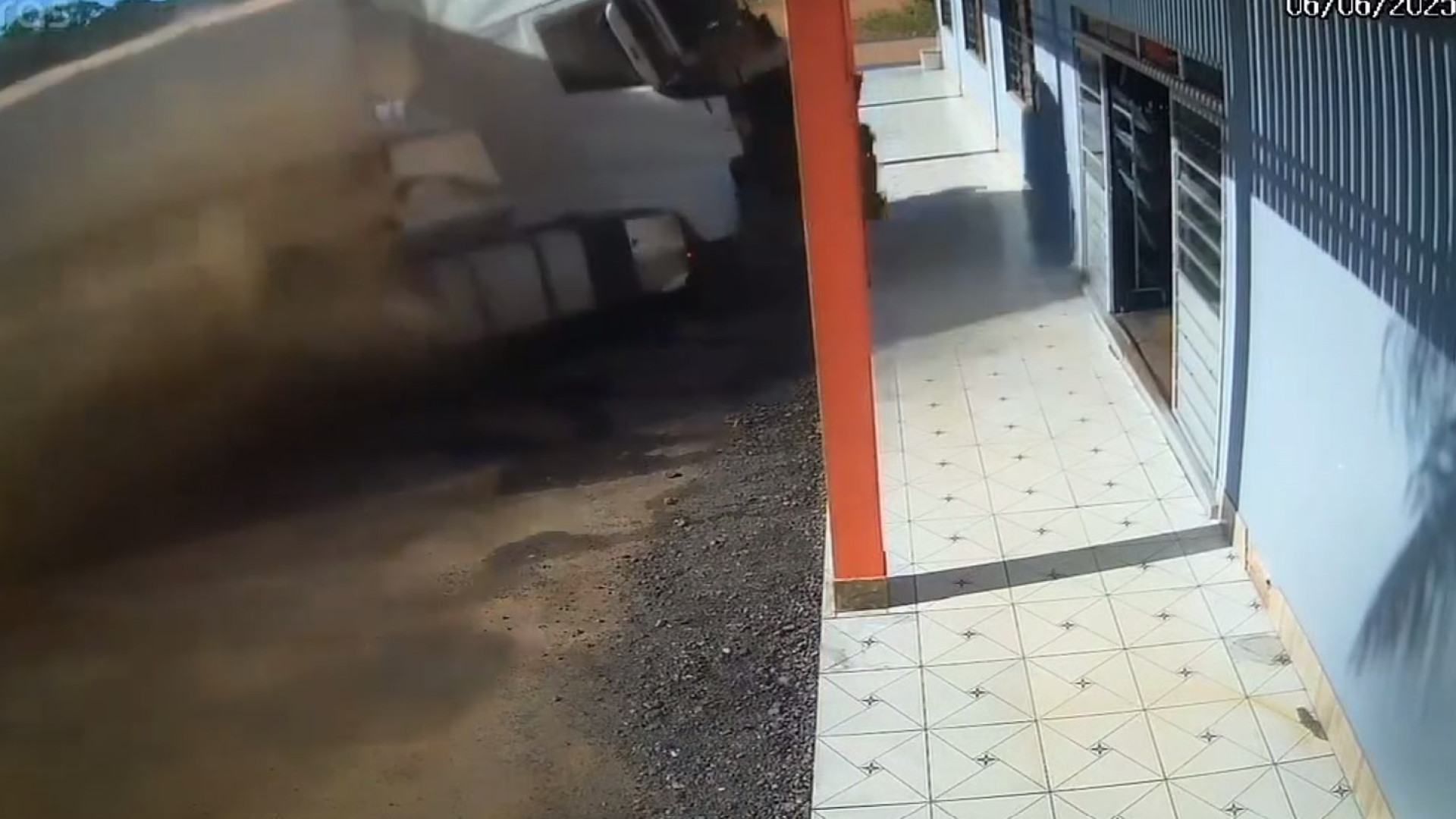 Camionista atingido por condutor bêbado despista-se e destrói restaurante