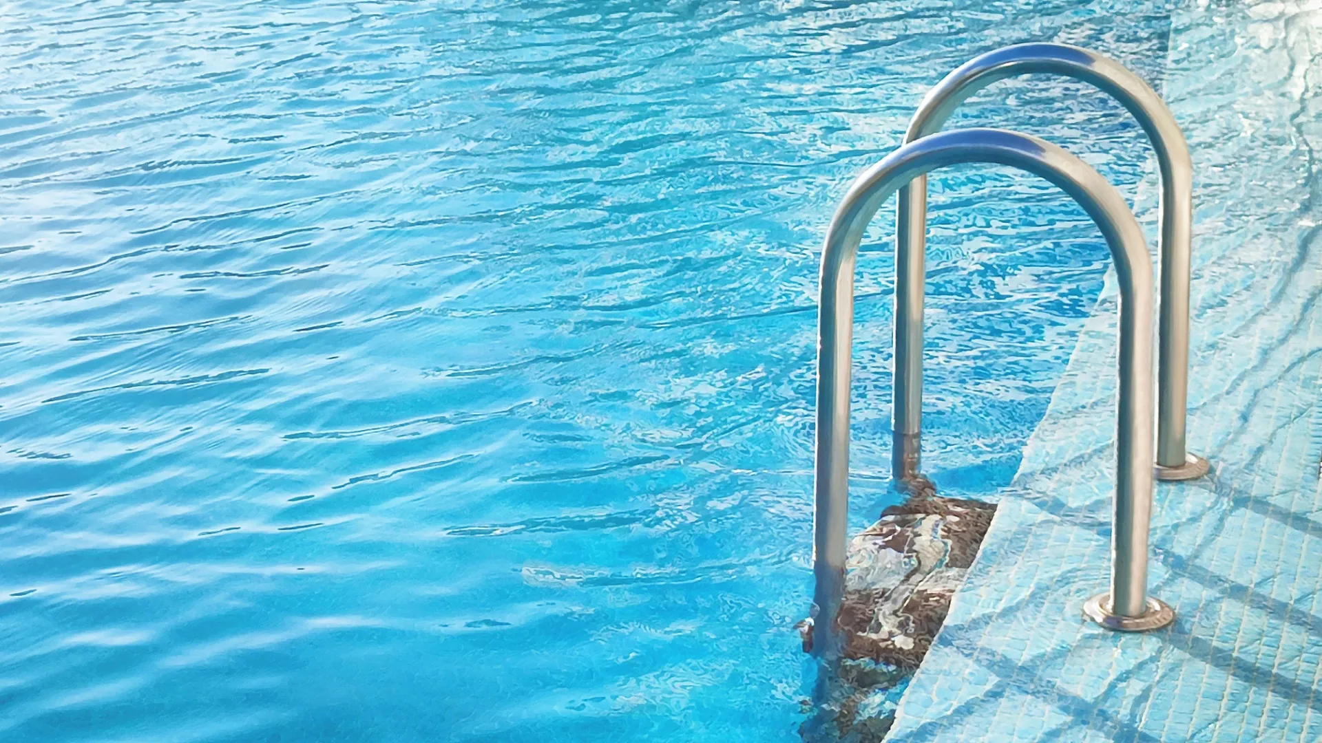 Após 12 dias, morreu menina britânica que caiu em piscina na Grécia