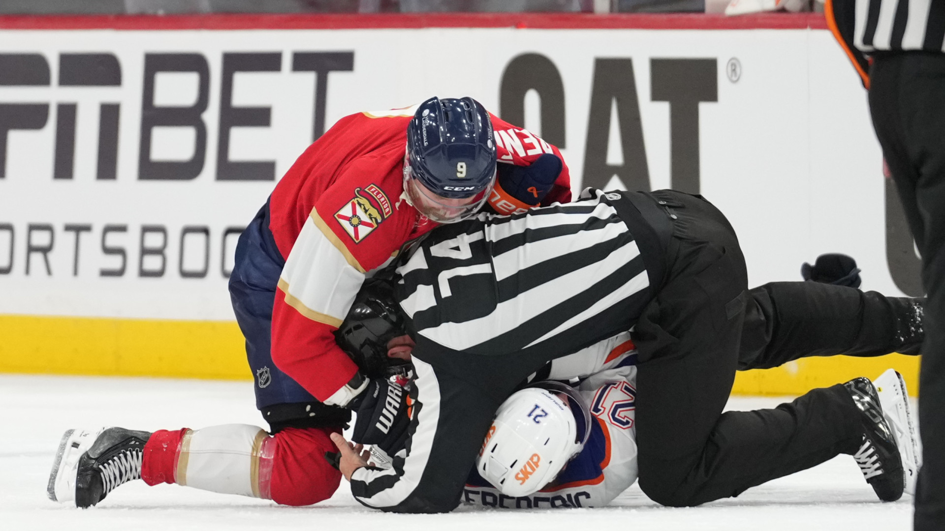 Até o árbitro 'voou'. Pancadaria toma conta da final de NHL
