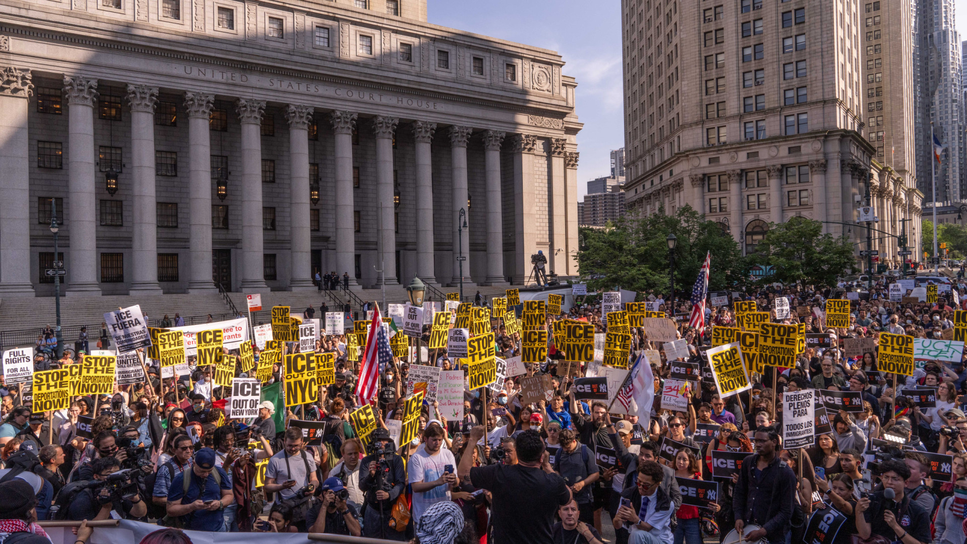 Milhares protestam em Nova Iorque contra política anti-imigração de Trump