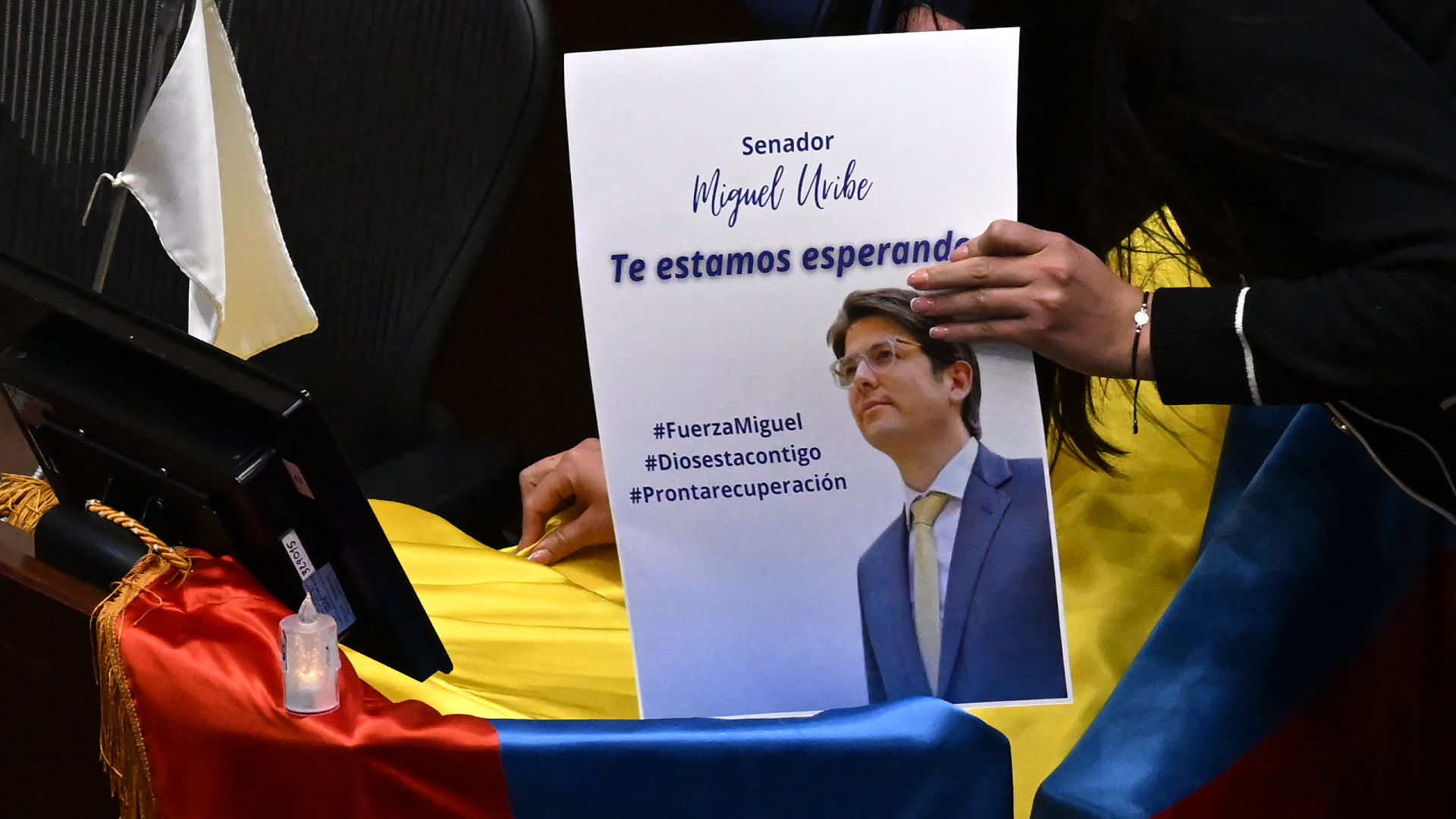 Senador colombiano baleado com “melhorias” apesar de condição grave