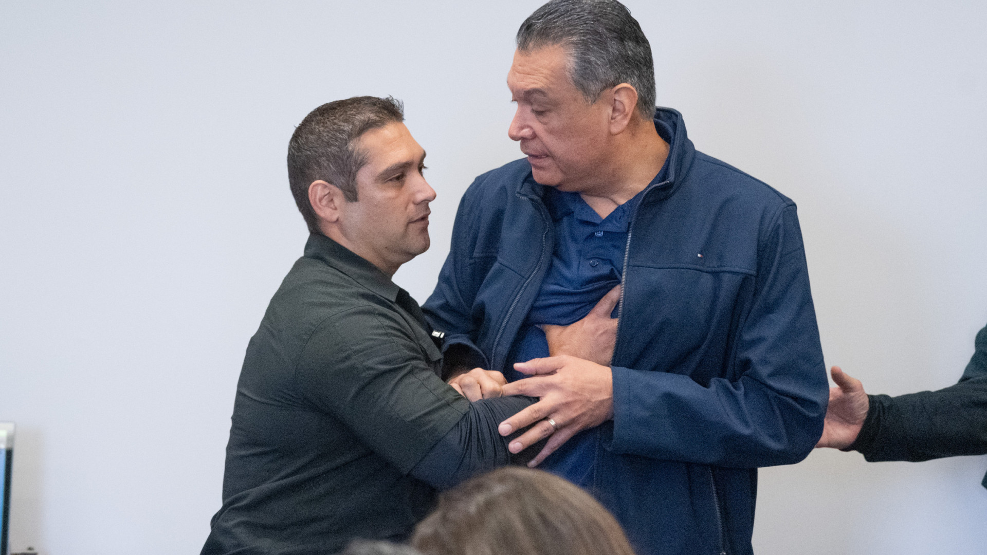 Senador interrompe secretária de Segurança Interna dos EUA. Foi detido