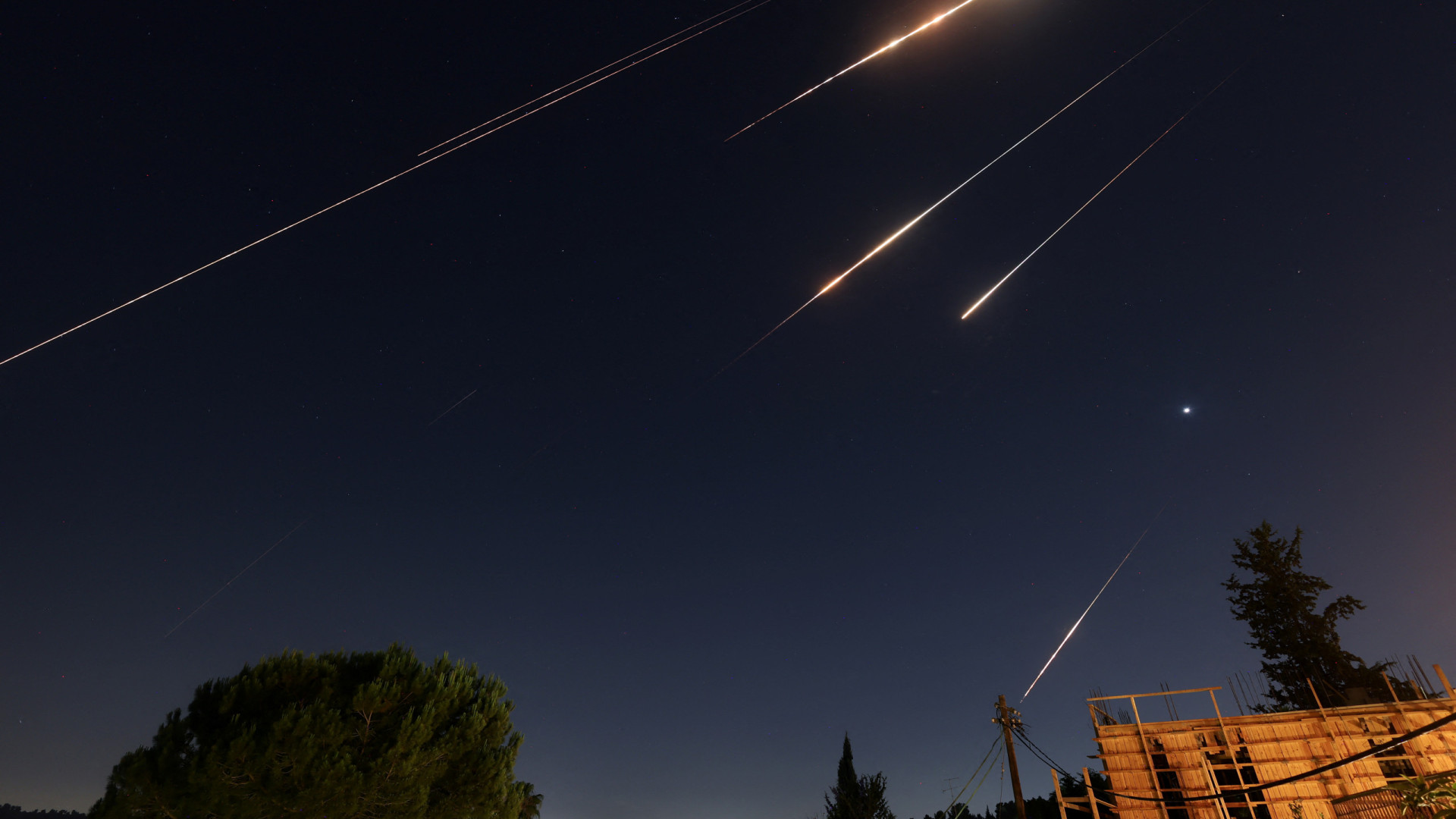 Irão responde a Israel. Imagens mostram mísseis iranianos sobre os céus