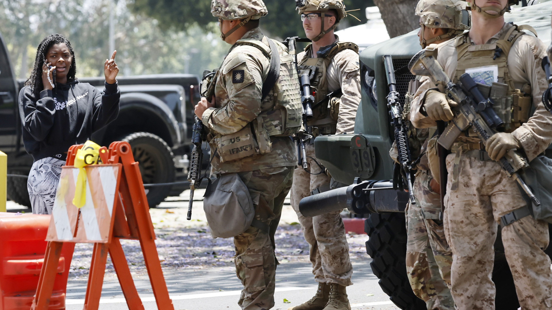 Fuzileiros montam guarda a edifício federal em Los Angeles