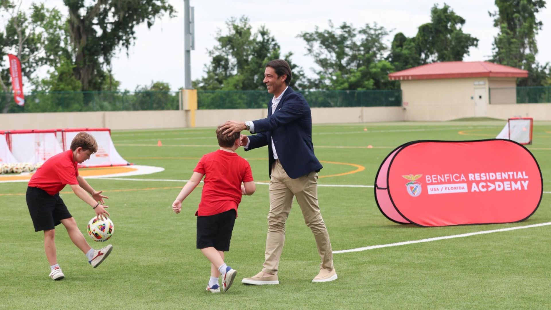 Benfica inaugurou academia nos EUA e Rui Costa surgiu bastante animado