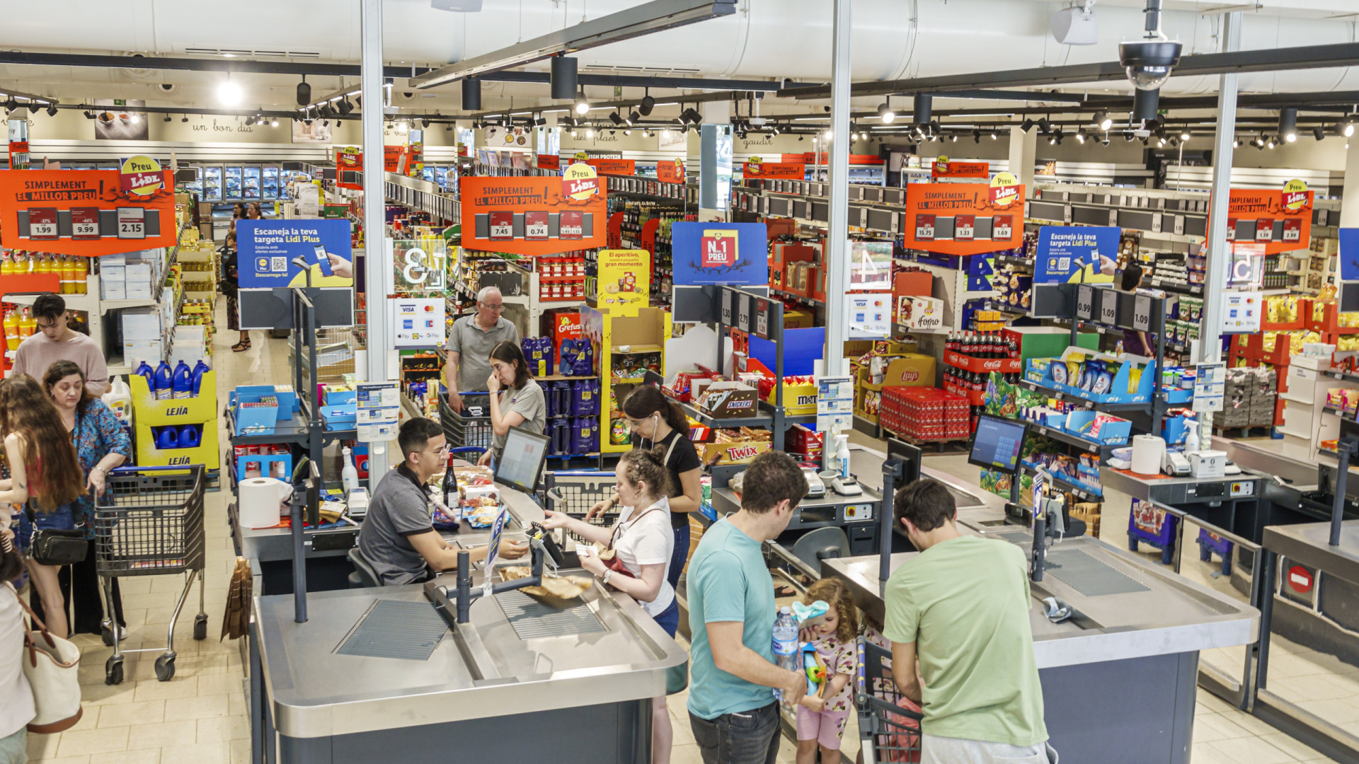 Casal tira etiquetas a vários artigos e tenta sair de loja sem pagar
