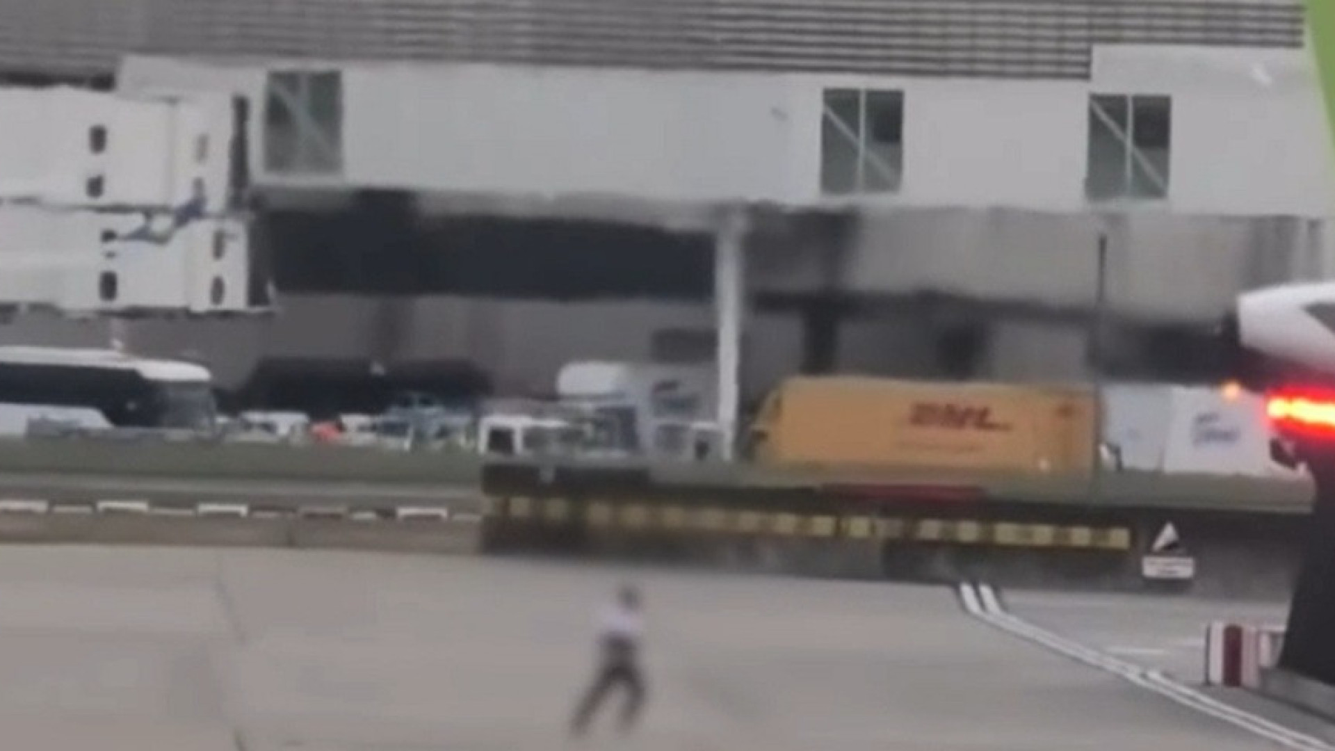 Foge a correr pela pista do aeroporto de Heathrow antes de ser deportado