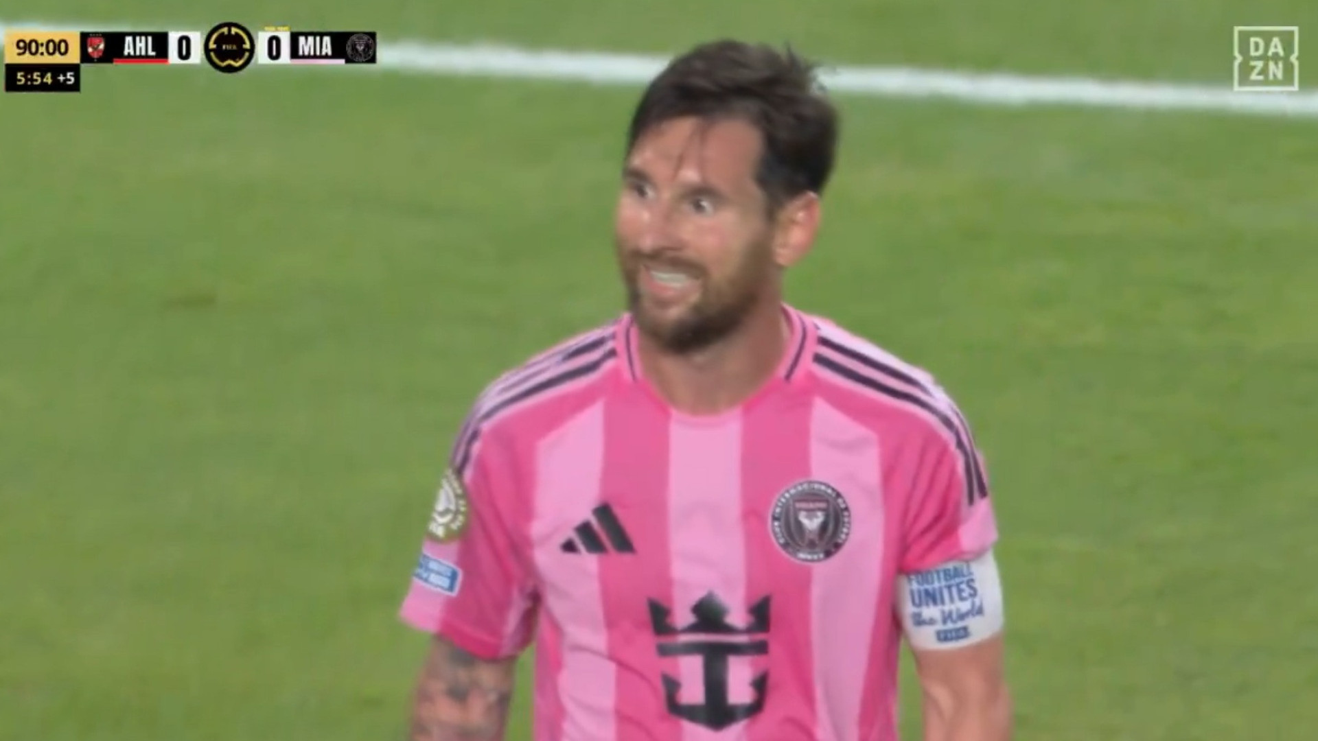 Lionel Messi atirou à barra já para lá da hora e a reação diz tudo