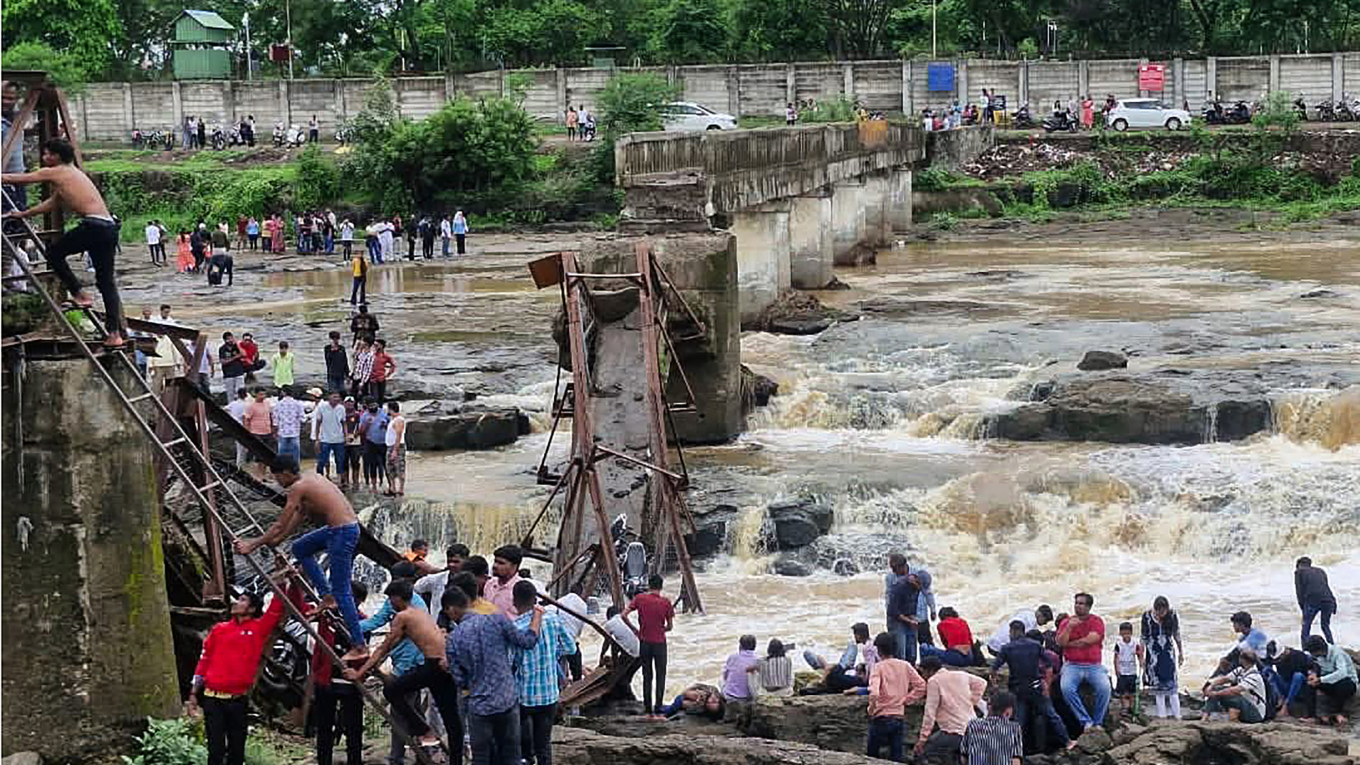 Dois mortos e vários desaparecidos em desabamento de ponte na Índia