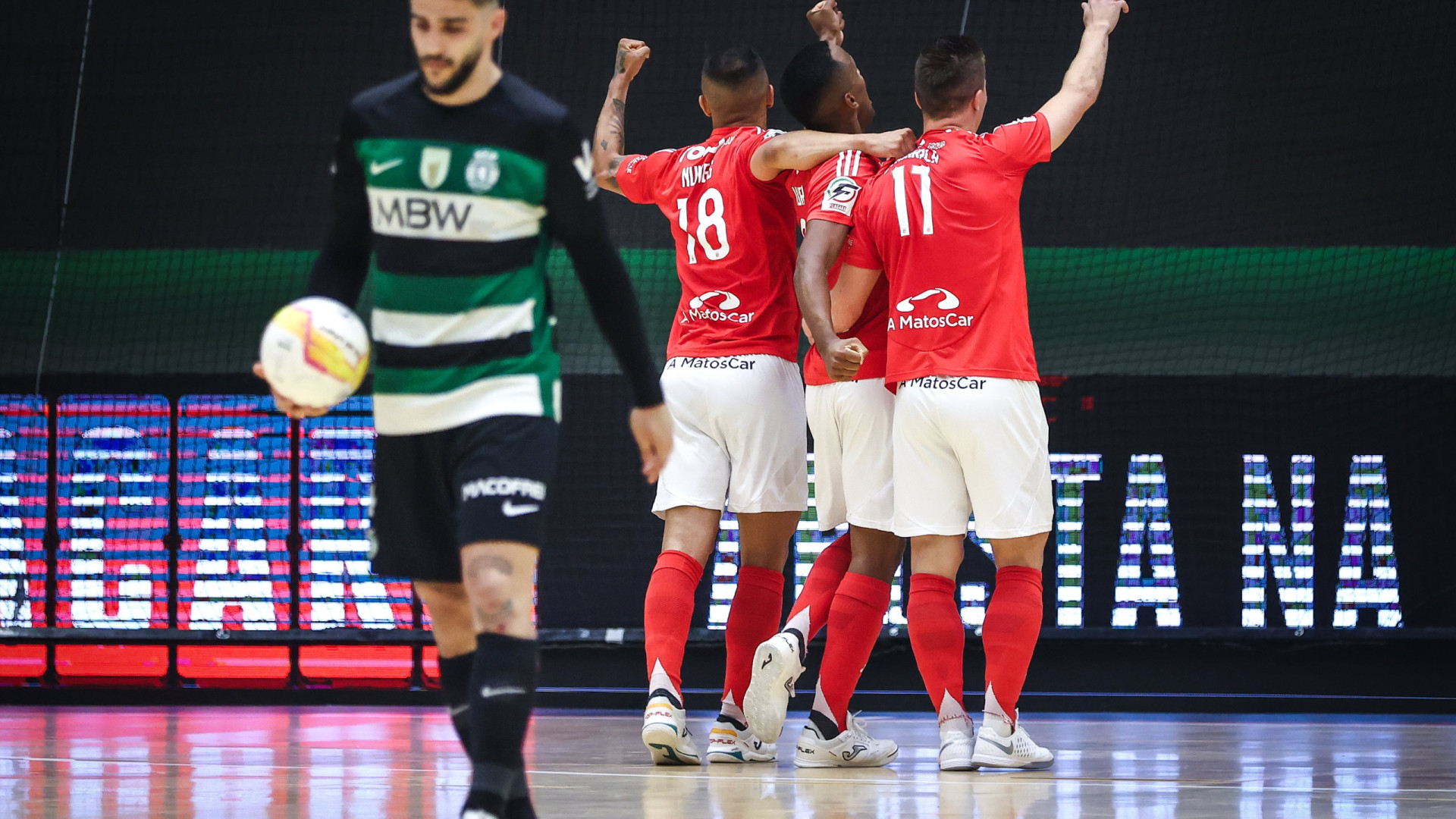 Zicky Té bem tentou, mas Benfica 'verga' Sporting no Jogo 1 da final