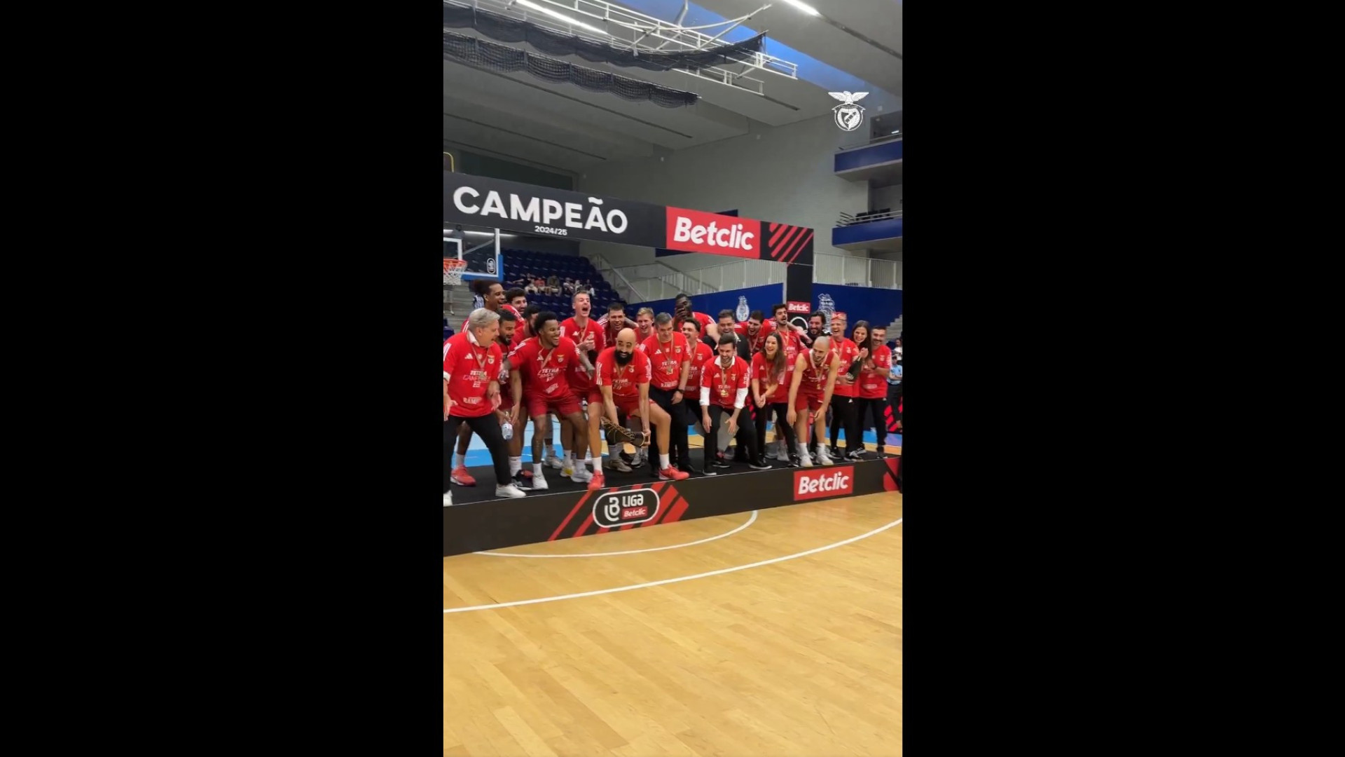 Benfica ergue o troféu de campeão de basquetebol no Dragão Arena