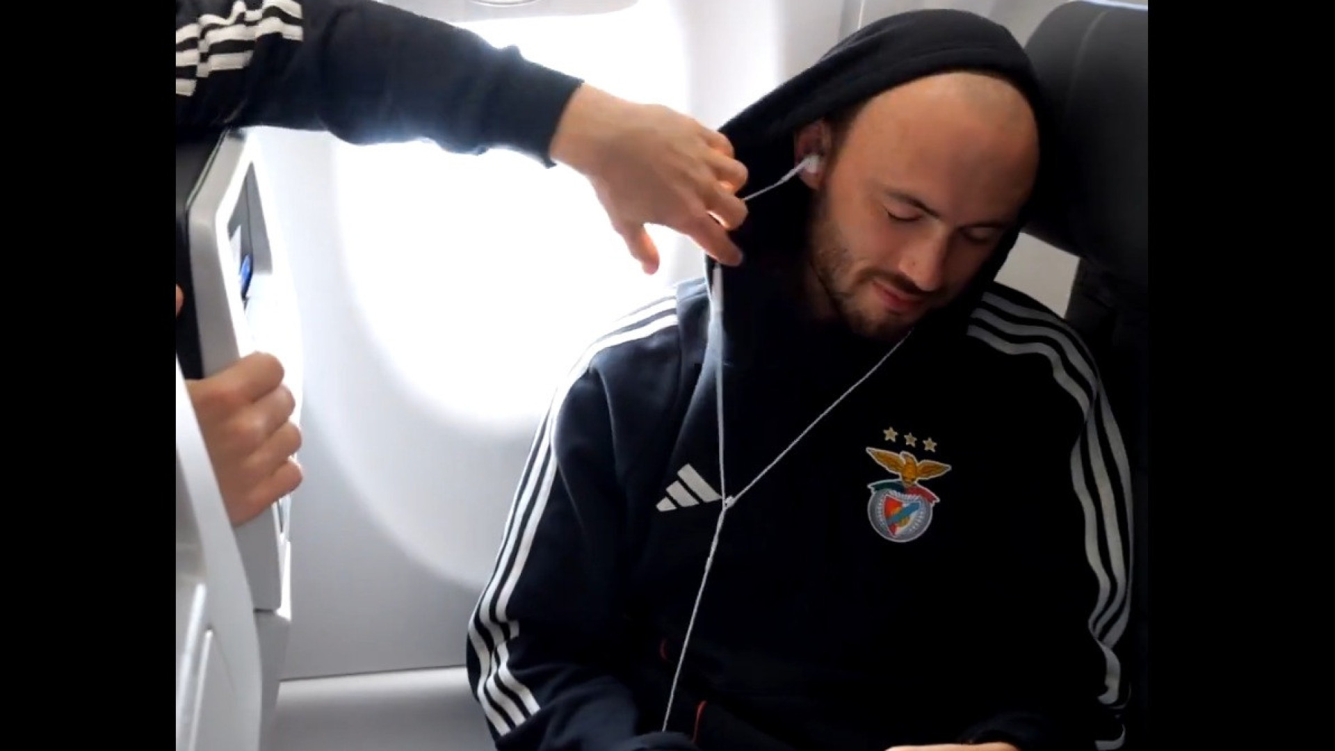 Das brincadeiras ao foco. Eis a viagem do Benfica para estreia no Mundial