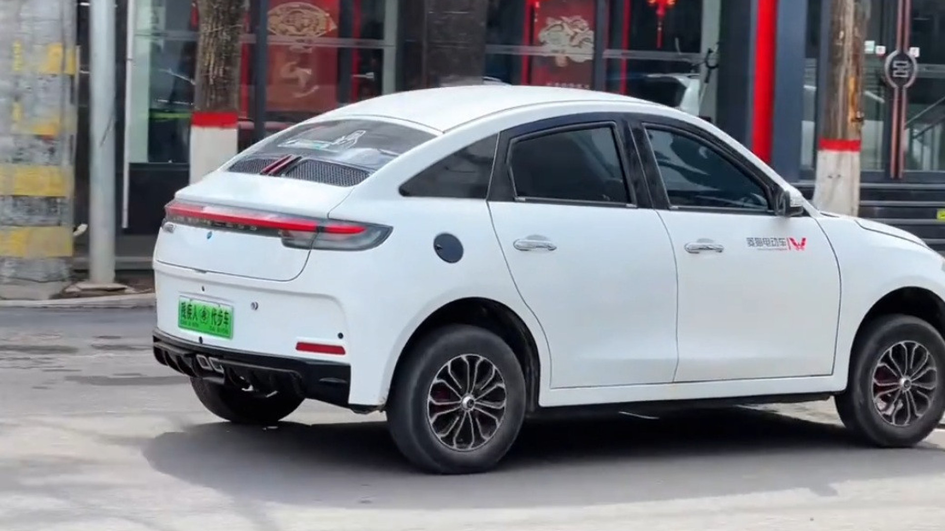 'Cópia' chinesa funde BMW e Porsche no mesmo carro. Veja o vídeo