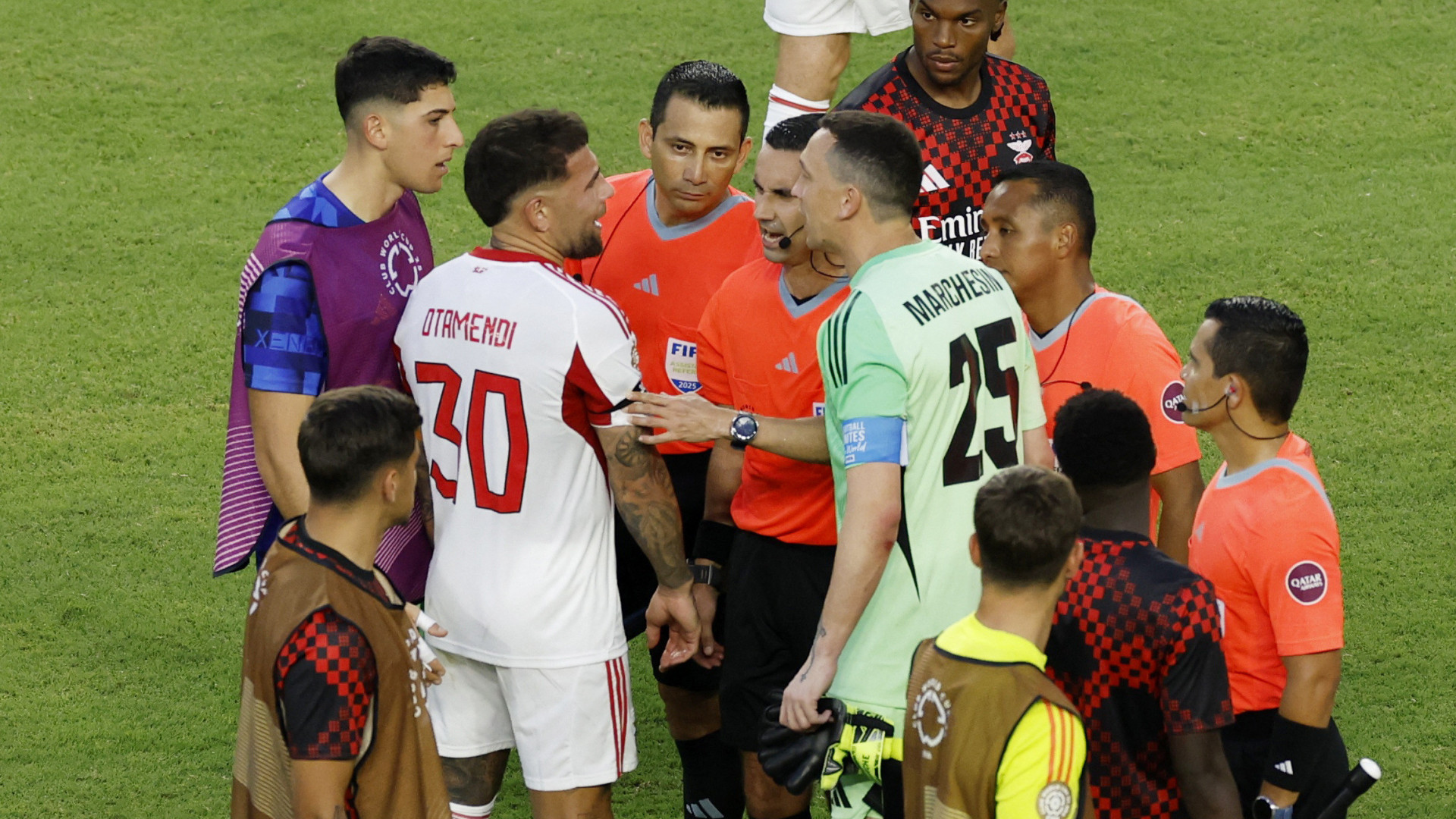 Marchesín 'picou' Benfica e Otamendi irritou-se com o ex-FC Porto