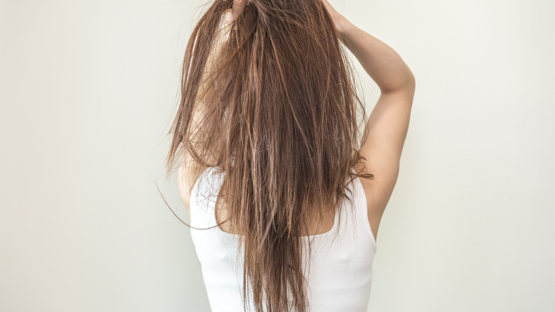 Da queda à falta de brilho: Sinais de que o seu cabelo está desidratado