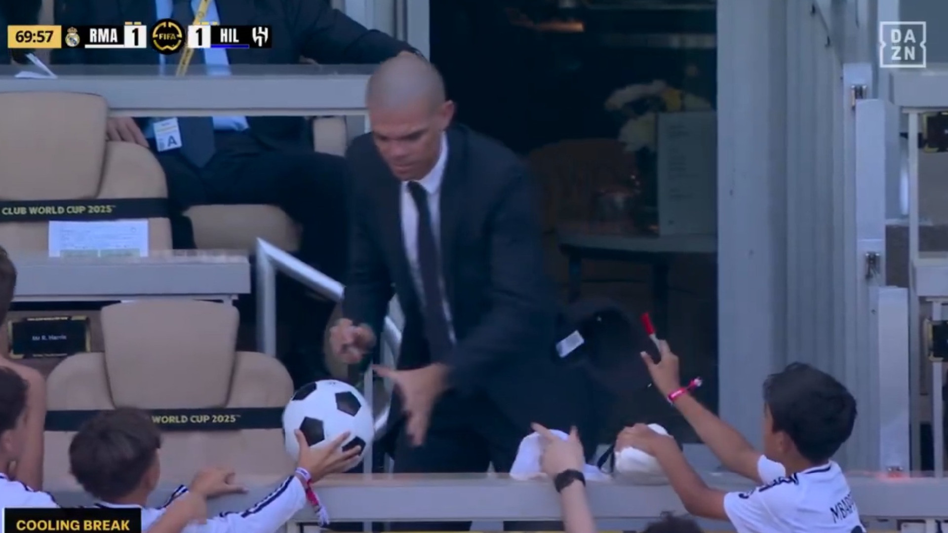 Jovens adeptos do Real Madrid viram Pepe e gerou-se a 'loucura' em Miami
