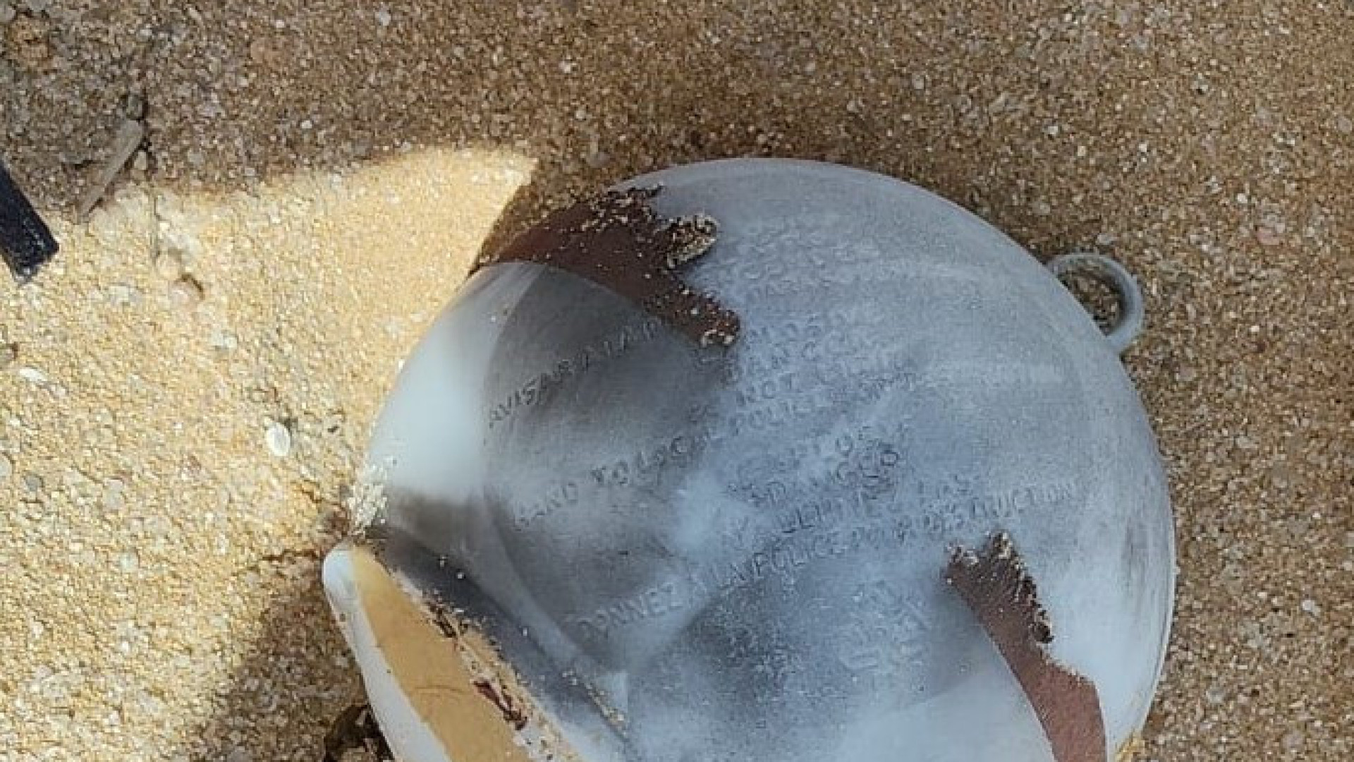 Marinha desativa engenho explosivo encontrado numa praia em Sesimbra
