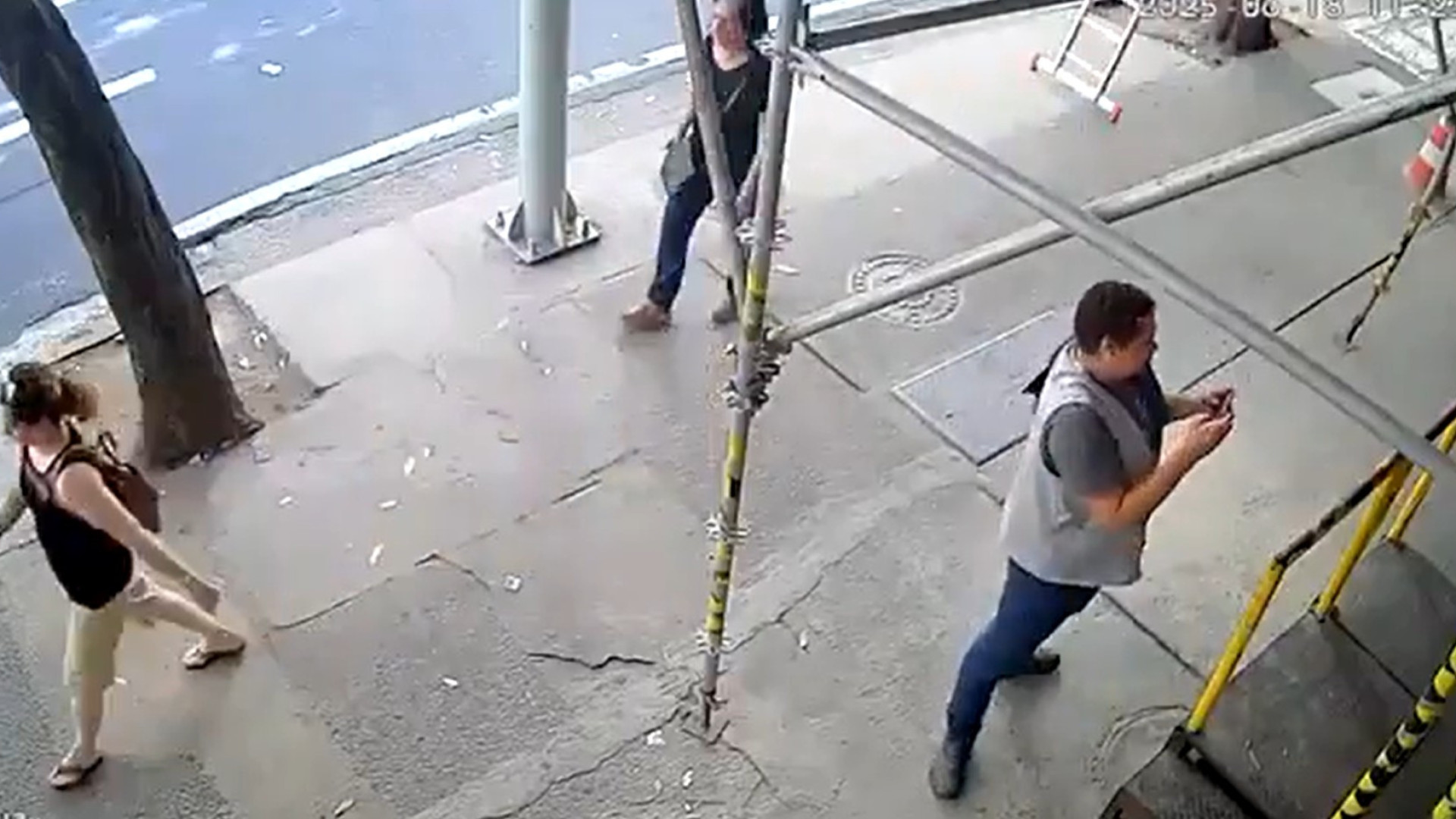 Homem escapa ileso após marquise desabar no Rio de Janeiro