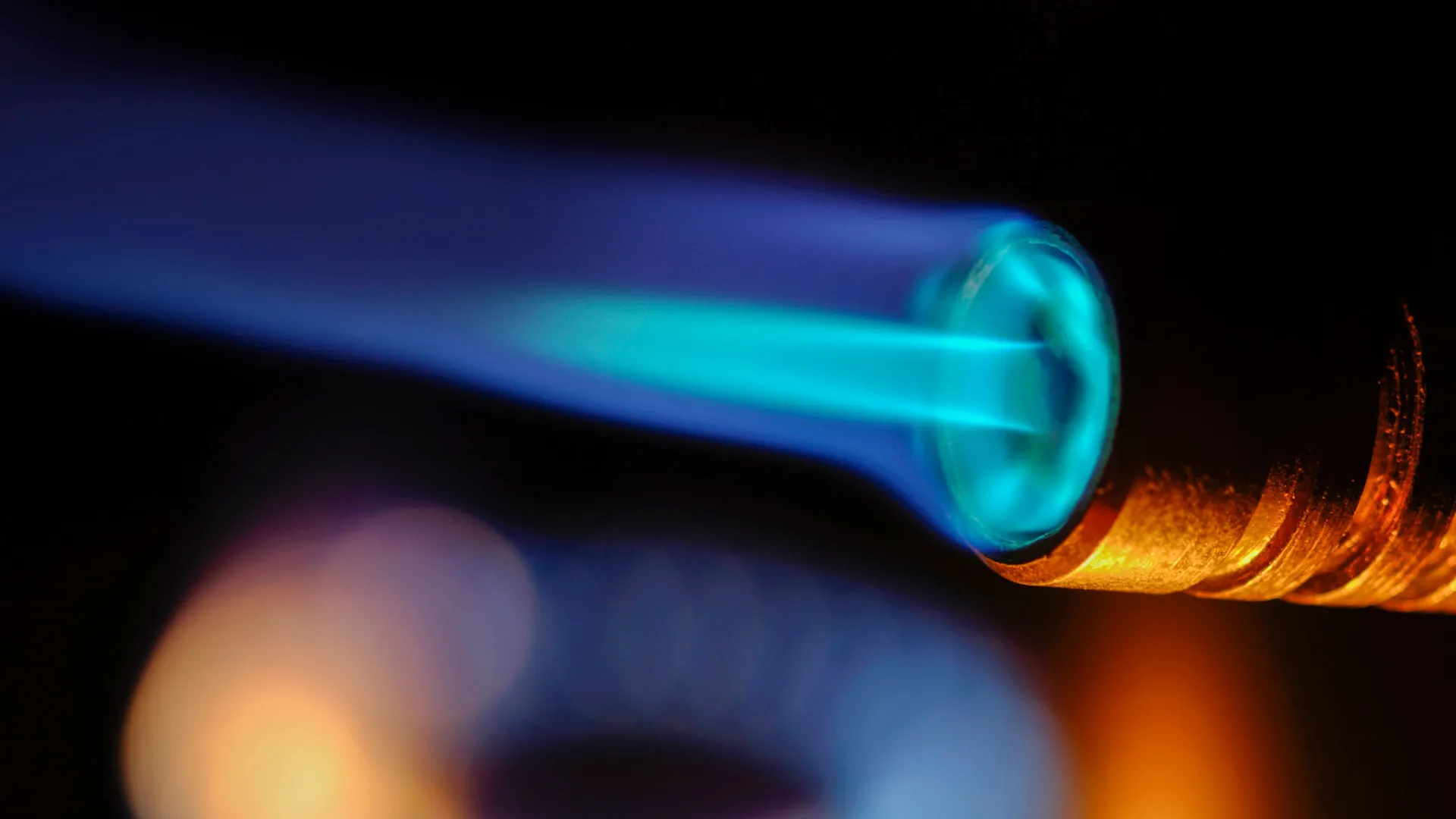 
                    Homem incendeia a própria casa ao tentar derreter gelo com... maçarico
                