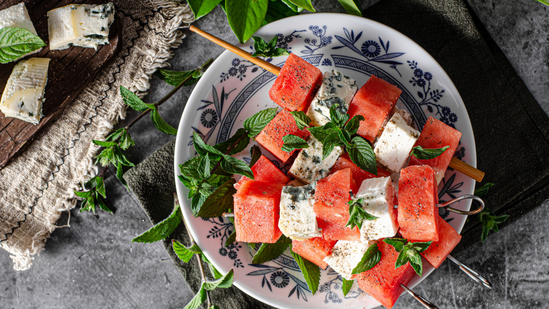 Calor pede frescura! Que tal estas espetadas de melancia com queijo feta?