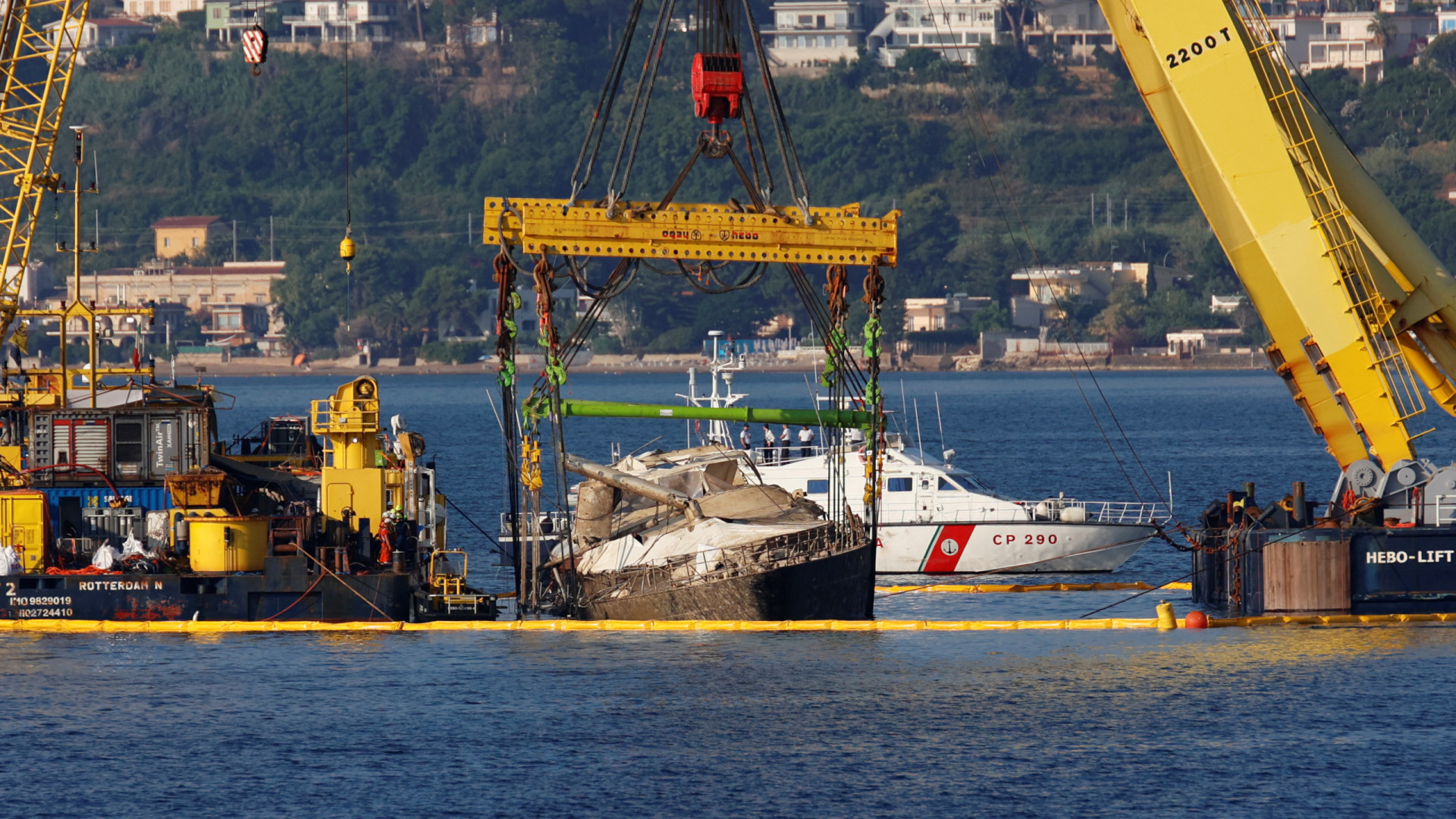 Iate de Lynch içado do fundo do mar. Resgate deverá continuar este sábado