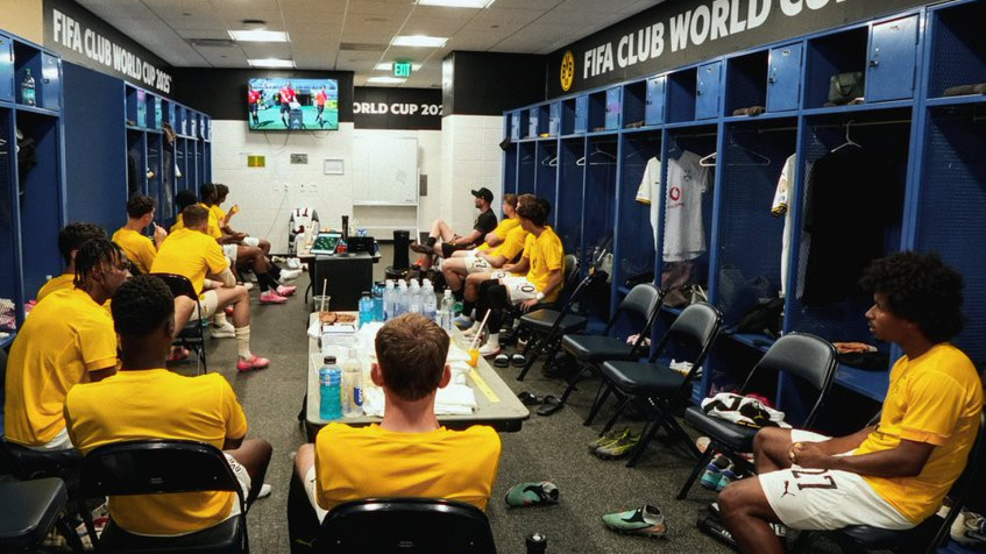 Assim não dá. Suplentes do Dortmund ficam pelo balneário devido ao calor