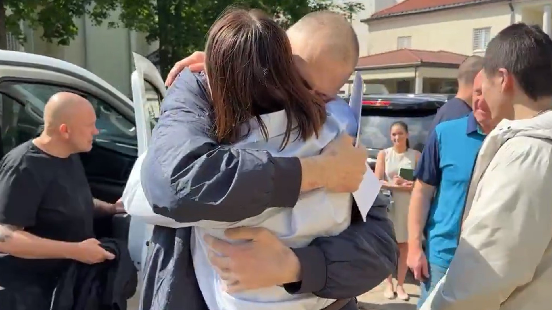 Imagens mostram reencontro do líder da oposição bielorrussa com esposa