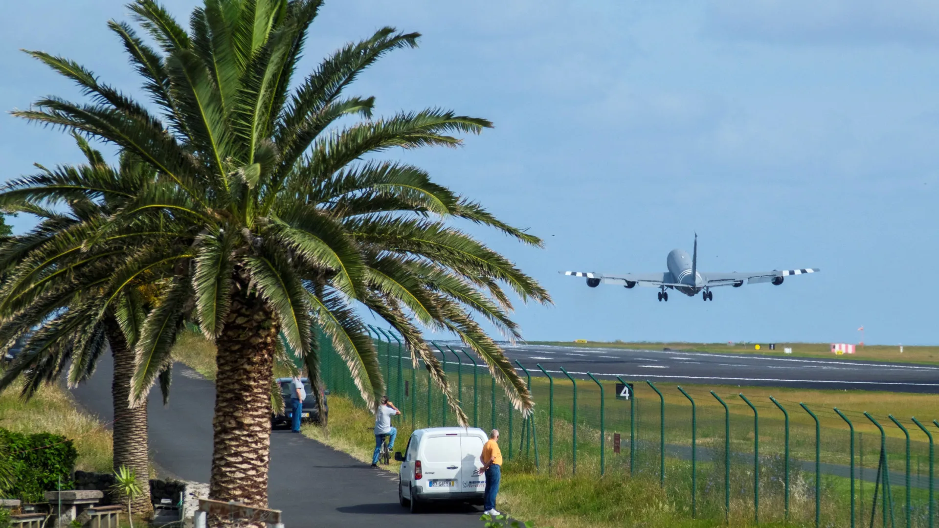 
                    Governo dos Açores compensa 70 trabalhadores da Base das Lajes
                