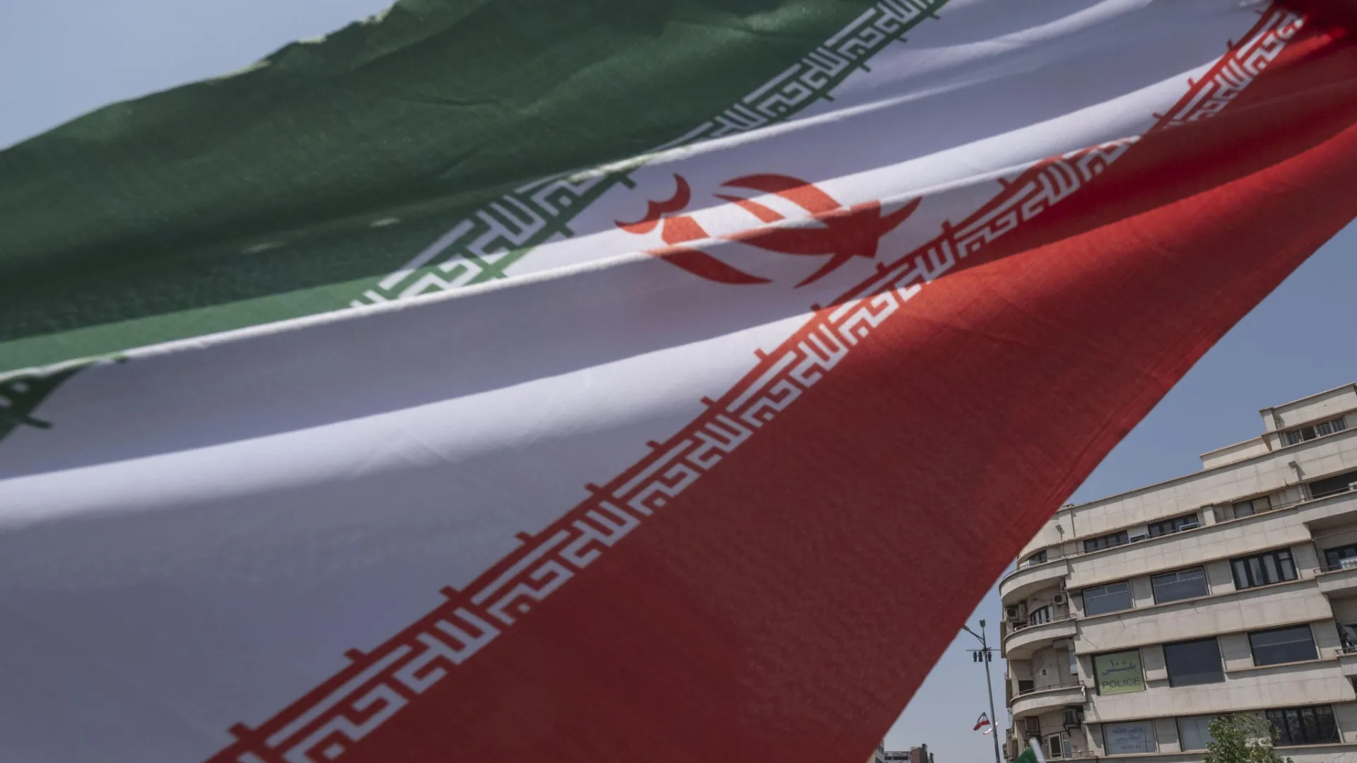 
                    Pelo menos quatro mortos em queda de helicóptero militar no Irão
                