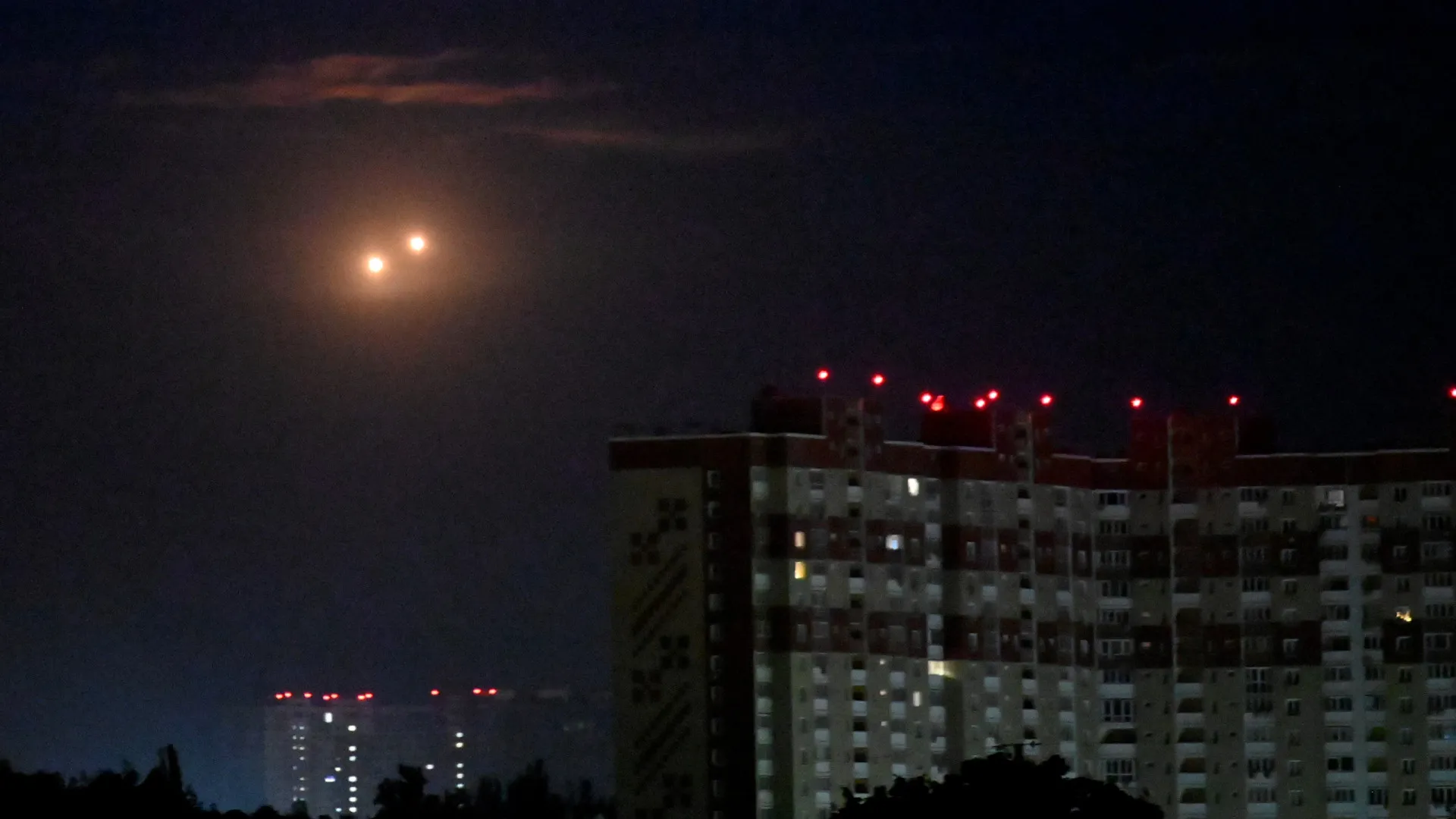 
                    Rússia ataca Kyiv com centenas de mísseis e drones
                