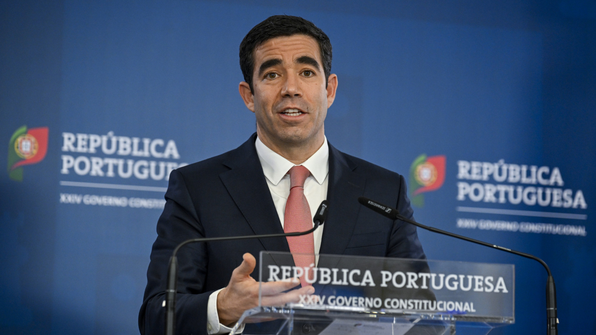 Governo aperta regras a imigrantes. 'Cheguização' do PSD em marcha?