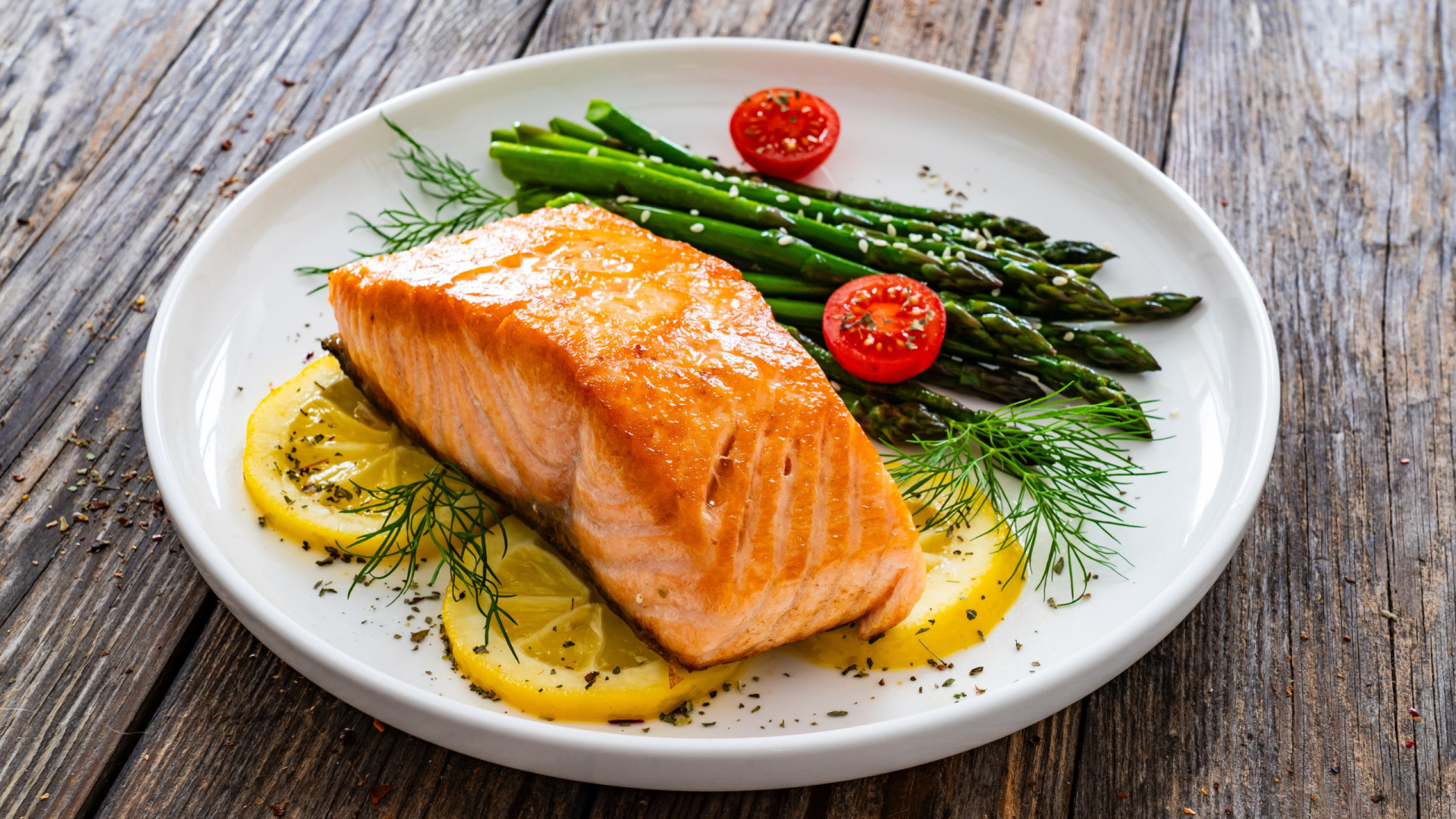 Esta receita de salmão faz-se na 'air fryer' e fica pronta em 15 minutos