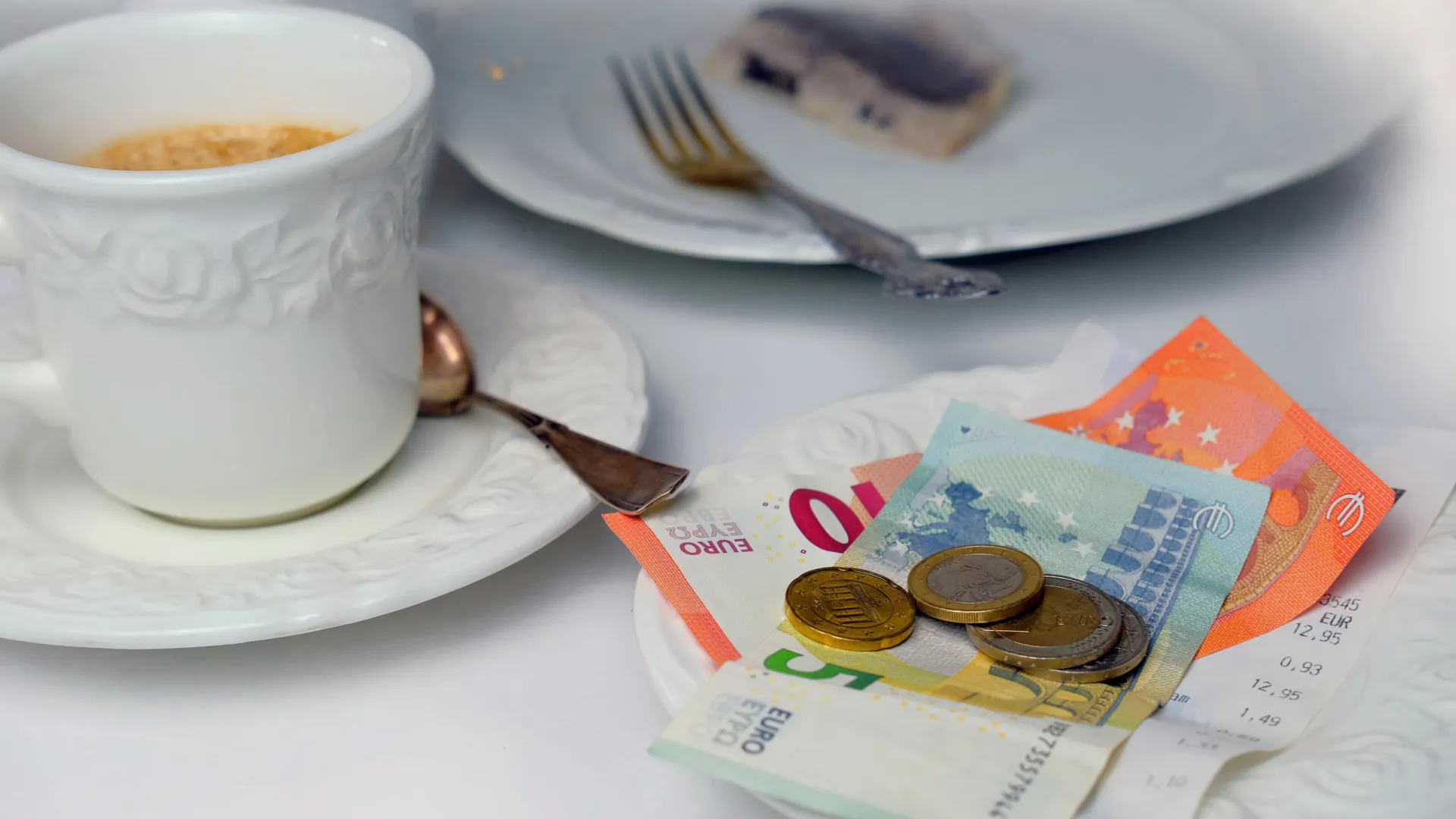 Valor das gorjetas declaradas ao Fisco duplicou: É obrigatório pagá-las?