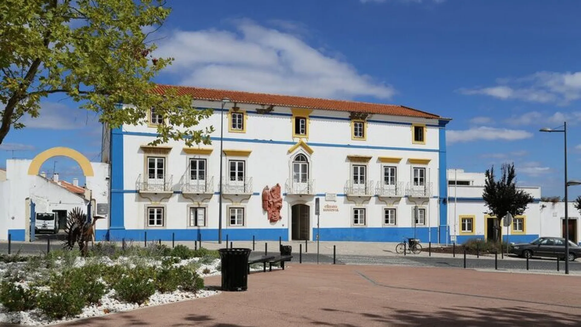 
                    Grândola evacua casas e corta estradas mas sem ativar plano de emergência
                