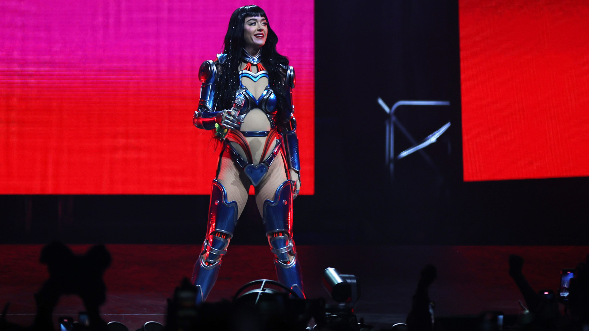 Katy Perry realiza desejo de fã. Menino de 12 anos dança durante concerto
