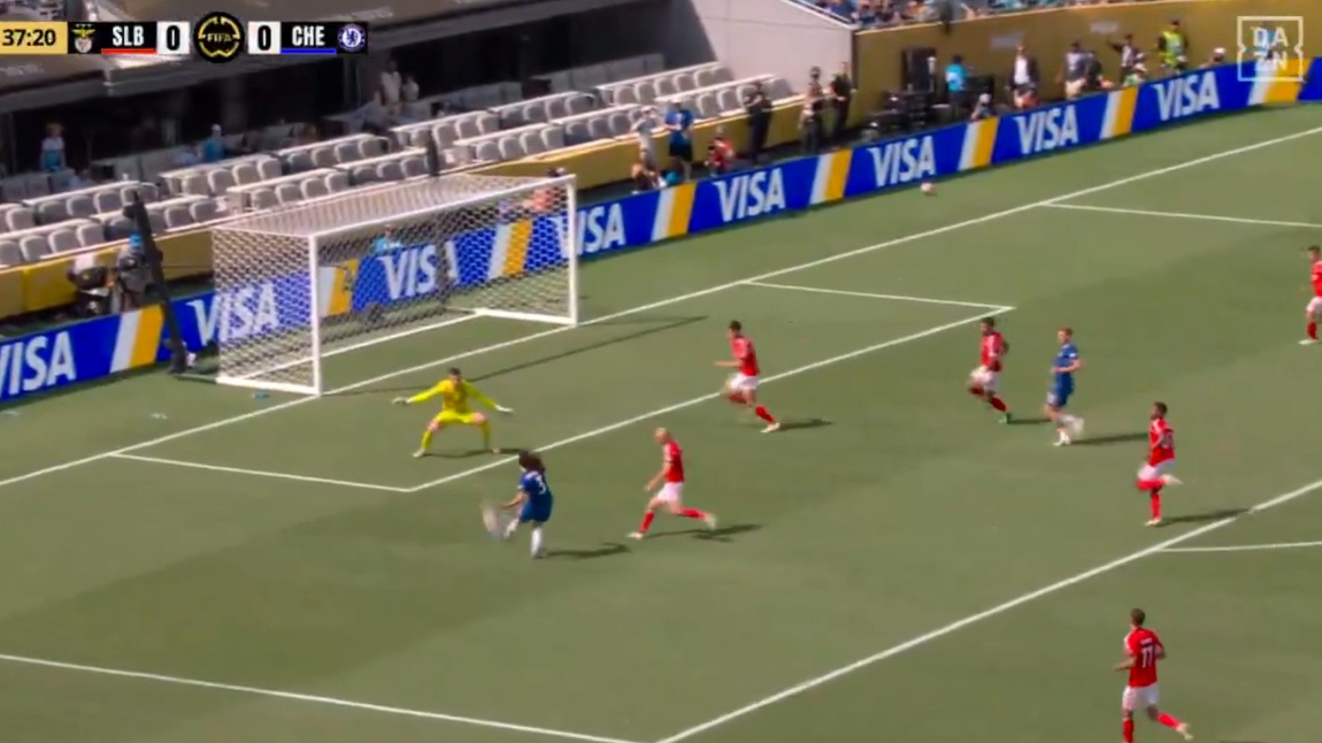 Estas duas defesas de Trubin no Benfica-Chelsea prometem correr mundo