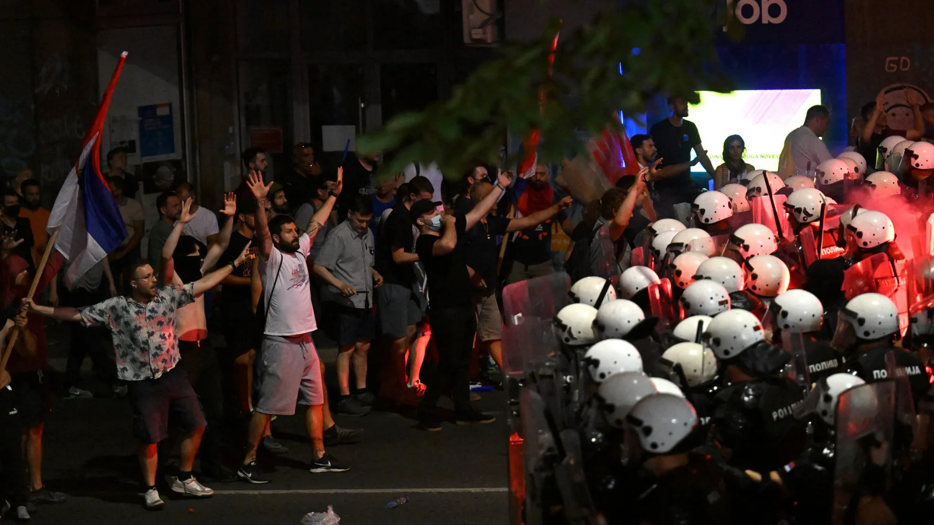 Vários feridos em confrontos entre polícia e manifestantes em Belgrado