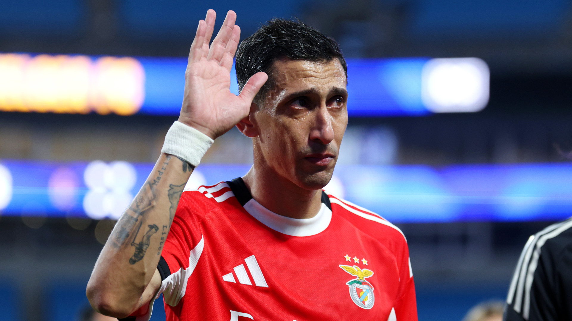 Imagens fortes. Di María não conteve as lágrimas no ‘adeus’ ao Benfica