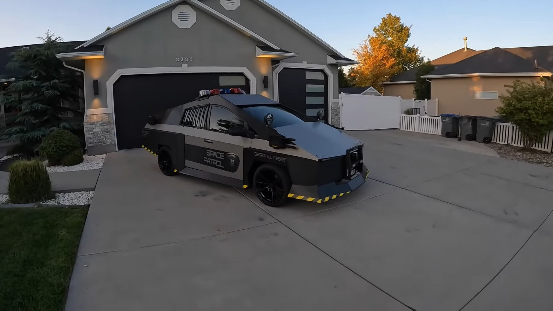 Parece um Tesla Cybertruck, mas é um Toyota Prius. Eis o ‘Cybercop’