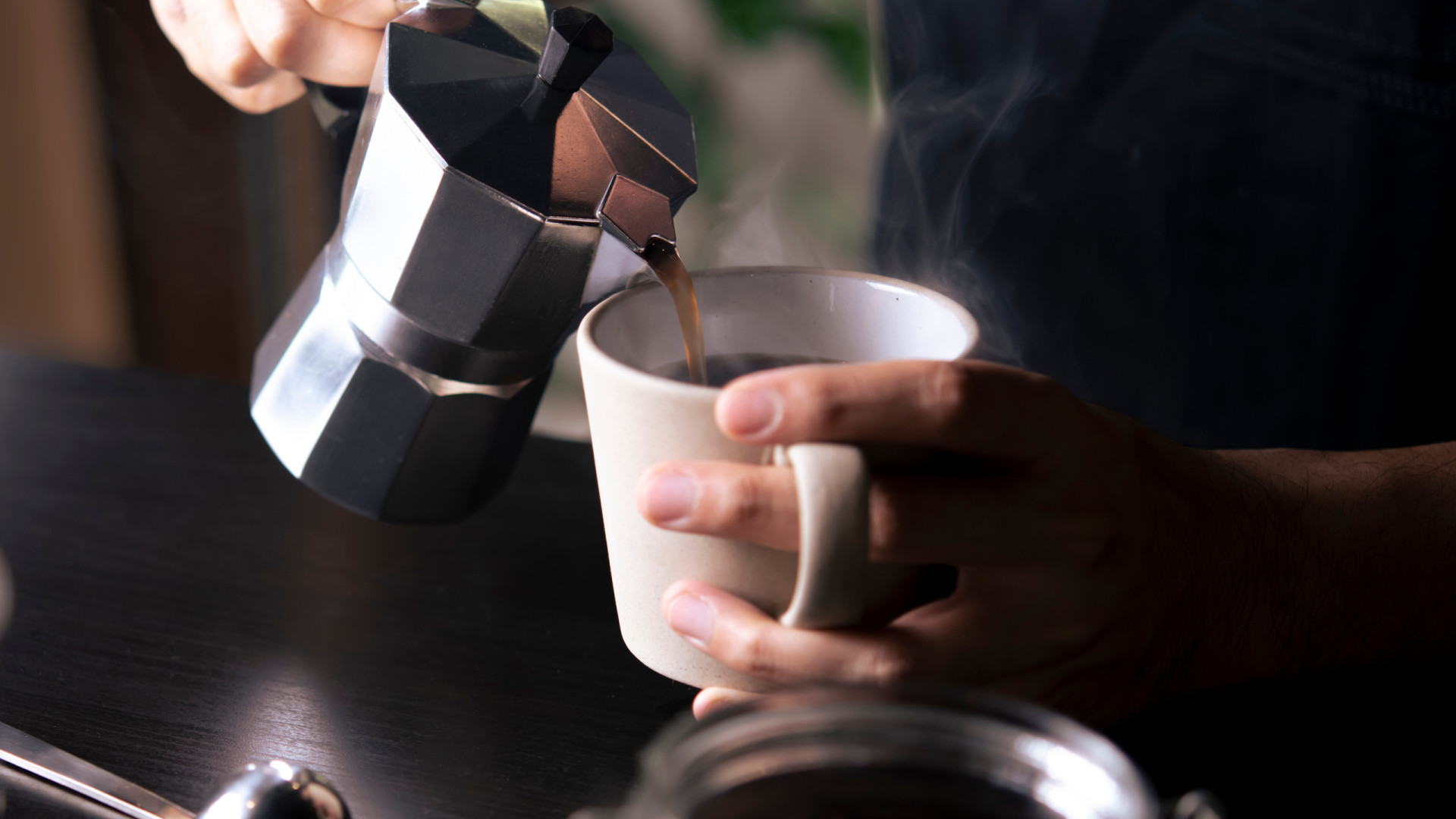 Há uma maneira de beber café que o pode ajudar a viver mais