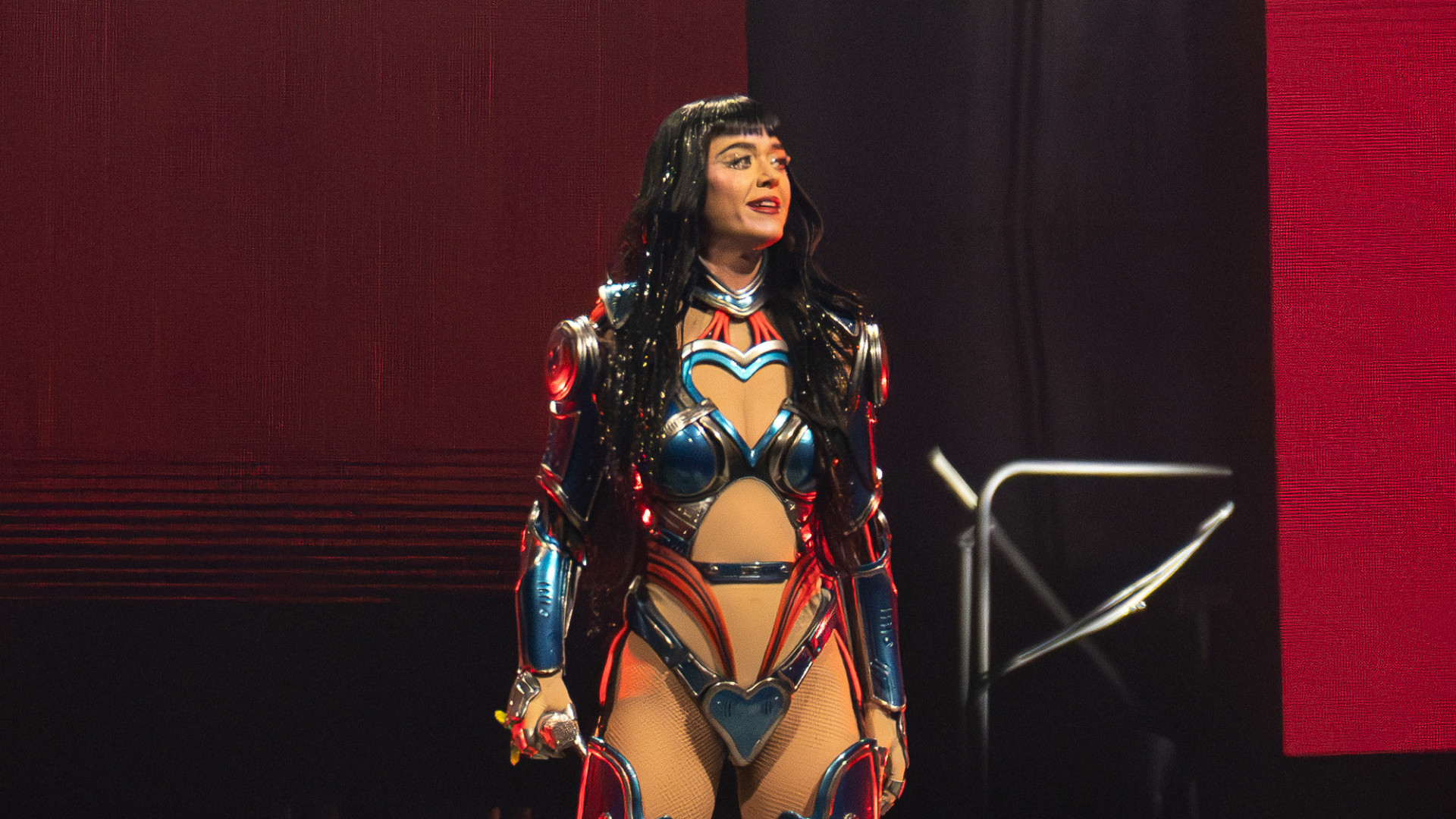 Katy Perry quase que cai de plataforma (por cima da plateia) em concerto