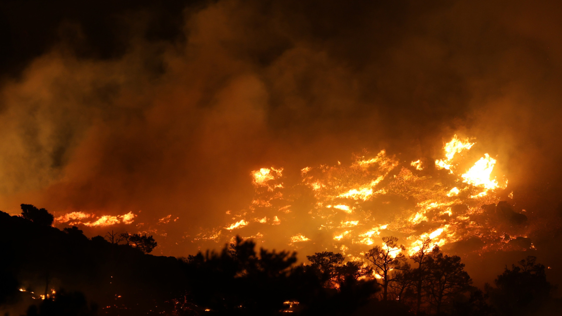 Incêndio na ilha de Creta obriga à retirada de residentes (e turistas)
