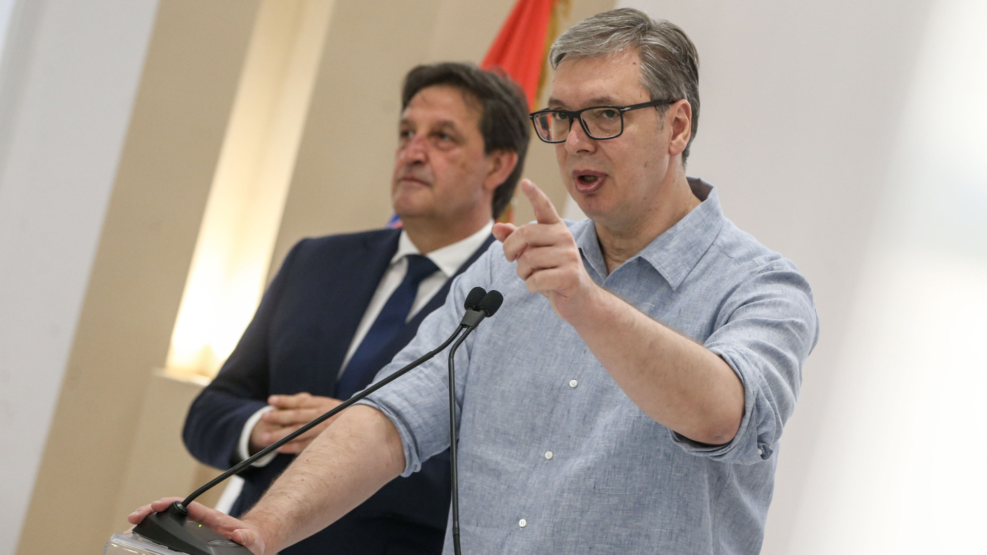 Presidente sérvio perdoa quatro acusados de agressões a estudantes