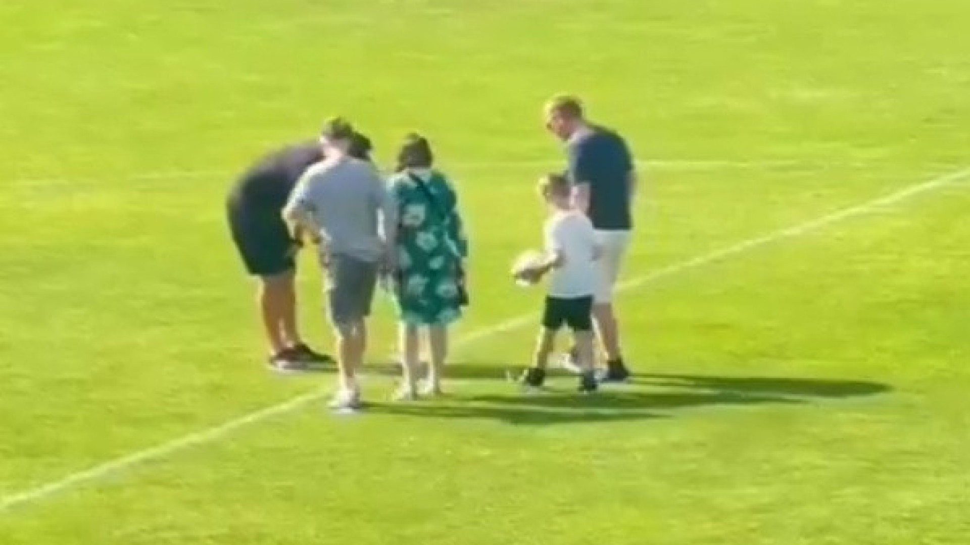 Adeptos Liverpool viajam até Paços de Ferreira para homenagear Diogo Jota