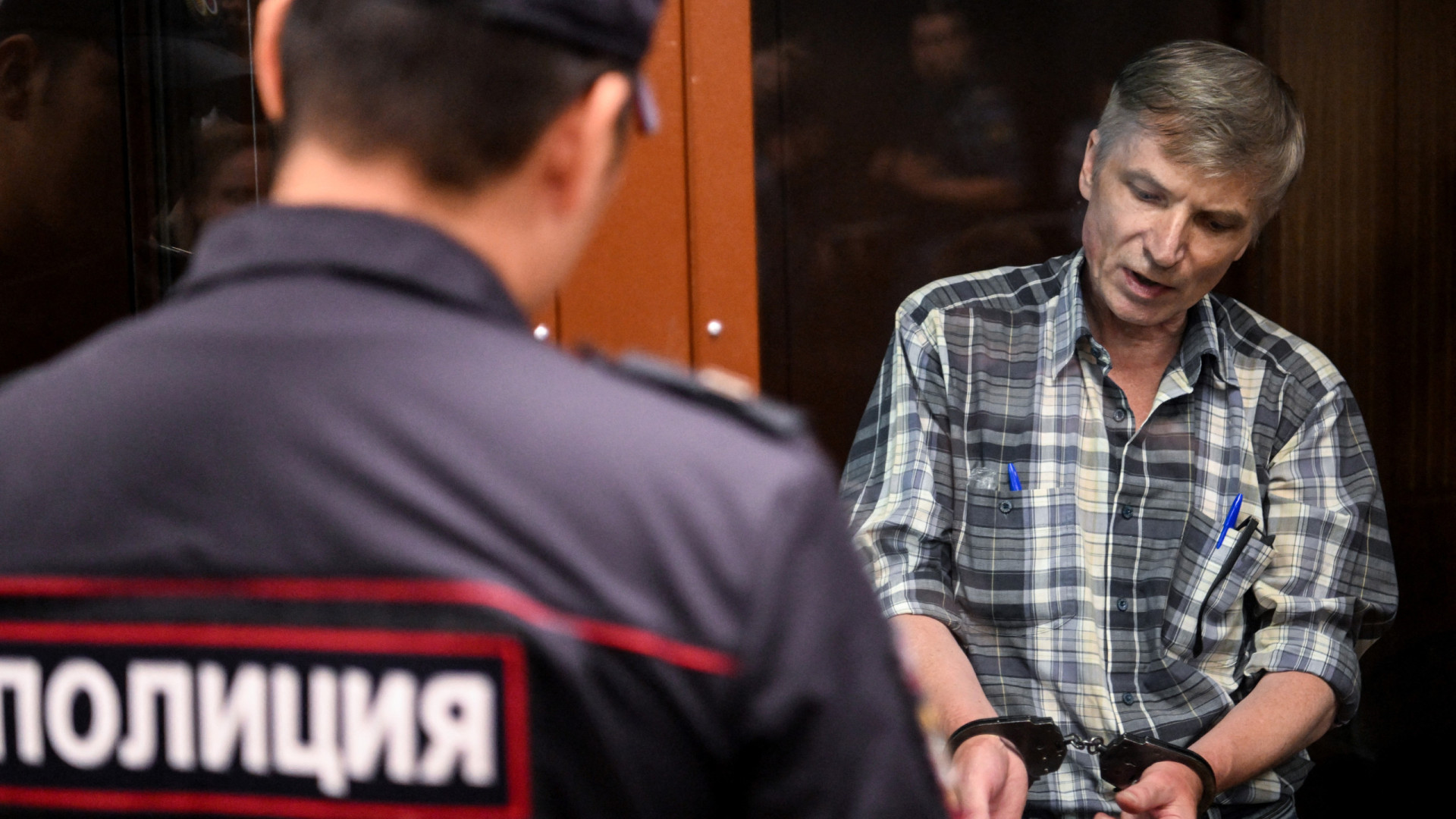 Dissidentes russos pedem libertação de presos políticos em acordo de paz